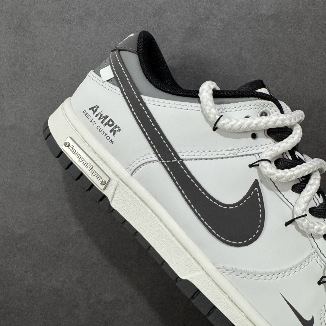 图片[6]-【YC纯原】Nike Dunk Low 终似少年 此款鞋面选用质感白磨砂皮革，如初雪落峰脊，炭黑Swoosh 划出凌厉弧线，如少年锐气破空而出。鞋头与领头的灰调拼接，塑造立体层次；后跟压印斑驳做旧字体，彰显定制血统。以纯粹底色，承托世间万千纷繁后——仍敢赤诚如初，终似少年。 货号：WB0510-064 尺码：40 40.5 41 42 42.5 43 44 44.5 45 46-选品中心