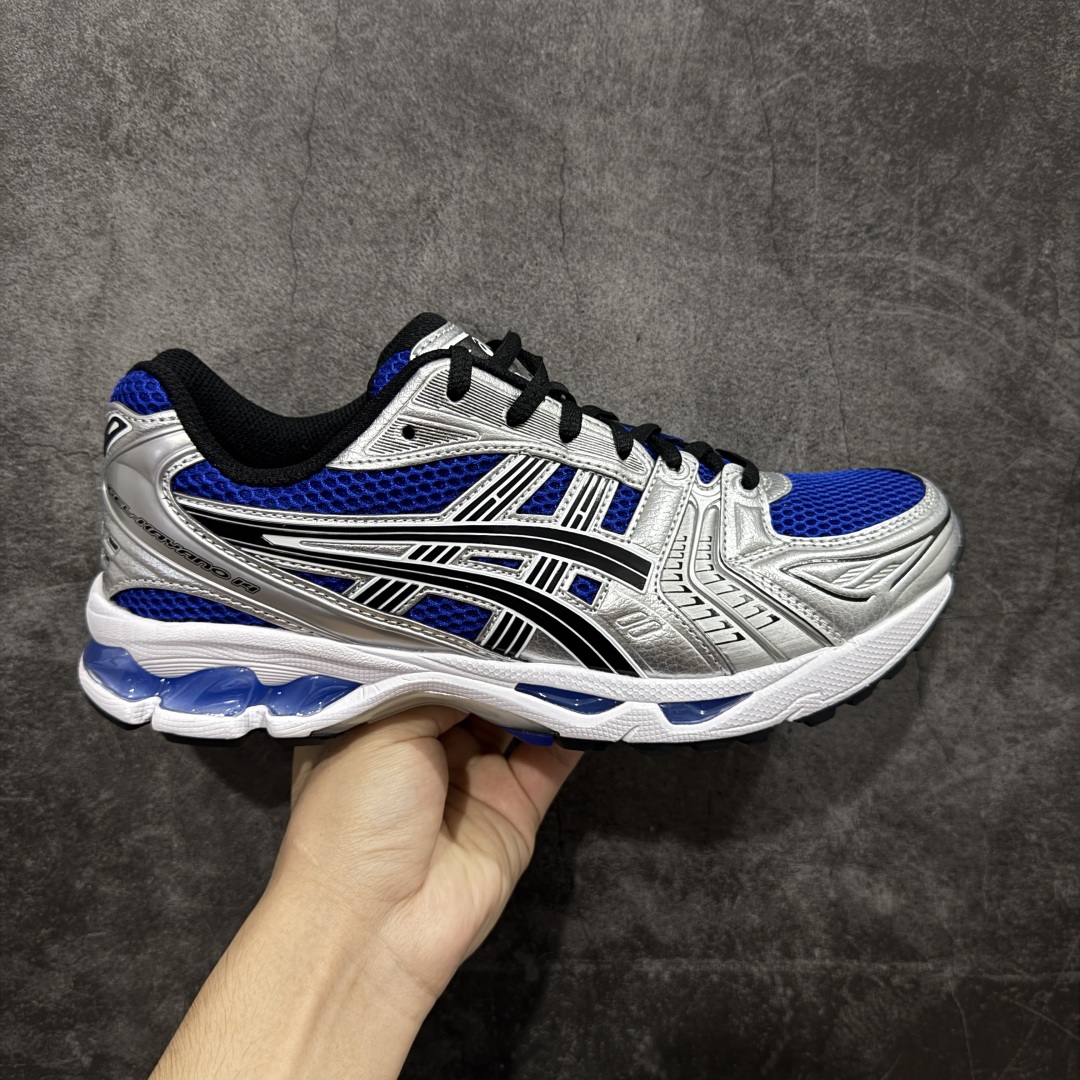 【总裁版】 ASICS GEL-KAYANO 14 亚瑟士系列轻量缓震休闲运动跑步鞋 市场天花板品质 鞋型细节秒杀市场流通版本 知名大厂出品 原版开发 细节完美把控 独家私模五层组合大底 原厂定制缓震硅胶加持 原盒原配 官方四联吊牌 一比一同步原鞋工艺和用料 后跟一样采用了GEL缓震胶 整体系列设计非常的科技感! 锻炼跑步的同时让你一样时尚百搭! 设计师 Hidenori Yamashita 以「Flash」一词为灵感,创造出未来感金属色鞋面,改造升级内在性能,由内而外全面革新,为 GEL-KAYANO 家族传承及经典跑鞋文化的延续,创下里程碑式作品。ASICS GEL - KAYANO 14 跑鞋重新诠释了复古的跑步形状,并以其 2000 年代后期的美学理念重新铺装,银色与蓝色的鞋面极为高档.网面铺陈与鞋面、鞋头多处细节位增添了透气性。ASICS GEL - KAYANO 14的鞋后跟部中底上以及多密度耐磨鞋底增加了 GEL 缓震胶,提供高抗冲击性、缓冲性、可保护脚部免受地面冲击的影响,穿着舒适性十足「入手同款」 尺码:36 37 37.5 38 39 39.5 40.5 41.5 42 42.5 43.5 44 45 46-选品中心