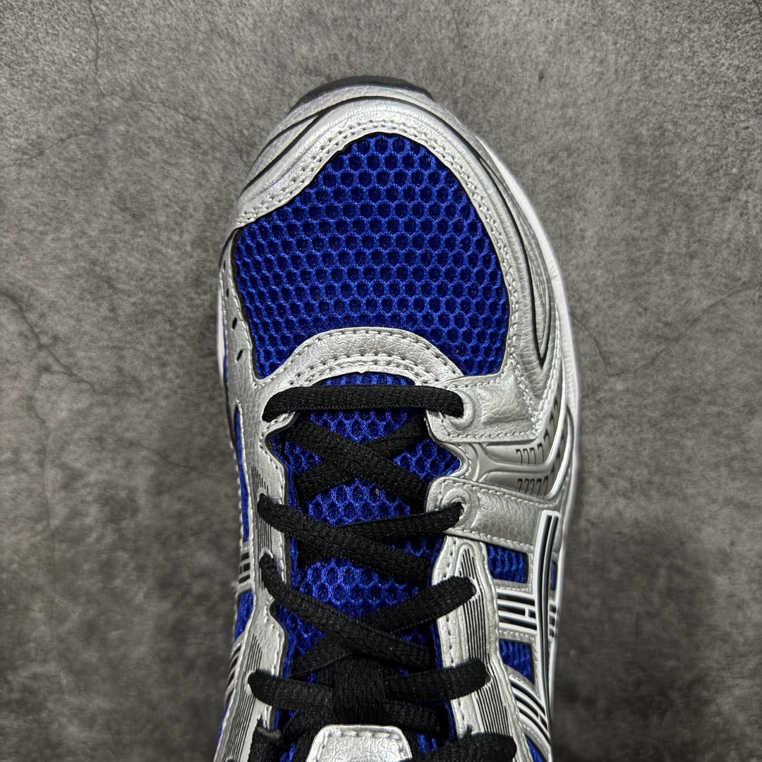 图片[5]-【总裁版】 ASICS GEL-KAYANO 14 亚瑟士系列轻量缓震休闲运动跑步鞋 市场天花板品质 鞋型细节秒杀市场流通版本 知名大厂出品 原版开发 细节完美把控 独家私模五层组合大底 原厂定制缓震硅胶加持 原盒原配 官方四联吊牌 一比一同步原鞋工艺和用料 后跟一样采用了GEL缓震胶 整体系列设计非常的科技感！ 锻炼跑步的同时让你一样时尚百搭！ 设计师 Hidenori Yamashita 以「Flash」一词为灵感，创造出未来感金属色鞋面，改造升级内在性能，由内而外全面革新，为 GEL-KAYANO 家族传承及经典跑鞋文化的延续，创下里程碑式作品。ASICS GEL – KAYANO 14 跑鞋重新诠释了复古的跑步形状，并以其 2000 年代后期的美学理念重新铺装，银色与蓝色的鞋面极为高档.网面铺陈与鞋面、鞋头多处细节位增添了透气性。ASICS GEL – KAYANO 14的鞋后跟部中底上以及多密度耐磨鞋底增加了 GEL 缓震胶，提供高抗冲击性、缓冲性、可保护脚部免受地面冲击的影响，穿着舒适性十足「入手同款」 尺码：36 37 37.5 38 39 39.5 40.5 41.5 42 42.5 43.5 44 45 46-选品中心