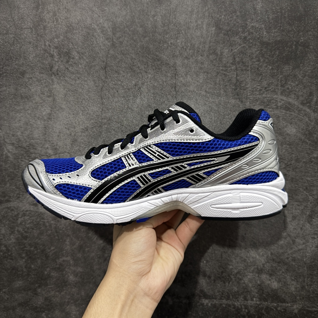 图片[2]-【总裁版】 ASICS GEL-KAYANO 14 亚瑟士系列轻量缓震休闲运动跑步鞋 市场天花板品质 鞋型细节秒杀市场流通版本 知名大厂出品 原版开发 细节完美把控 独家私模五层组合大底 原厂定制缓震硅胶加持 原盒原配 官方四联吊牌 一比一同步原鞋工艺和用料 后跟一样采用了GEL缓震胶 整体系列设计非常的科技感！ 锻炼跑步的同时让你一样时尚百搭！ 设计师 Hidenori Yamashita 以「Flash」一词为灵感，创造出未来感金属色鞋面，改造升级内在性能，由内而外全面革新，为 GEL-KAYANO 家族传承及经典跑鞋文化的延续，创下里程碑式作品。ASICS GEL – KAYANO 14 跑鞋重新诠释了复古的跑步形状，并以其 2000 年代后期的美学理念重新铺装，银色与蓝色的鞋面极为高档.网面铺陈与鞋面、鞋头多处细节位增添了透气性。ASICS GEL – KAYANO 14的鞋后跟部中底上以及多密度耐磨鞋底增加了 GEL 缓震胶，提供高抗冲击性、缓冲性、可保护脚部免受地面冲击的影响，穿着舒适性十足「入手同款」 尺码：36 37 37.5 38 39 39.5 40.5 41.5 42 42.5 43.5 44 45 46-选品中心