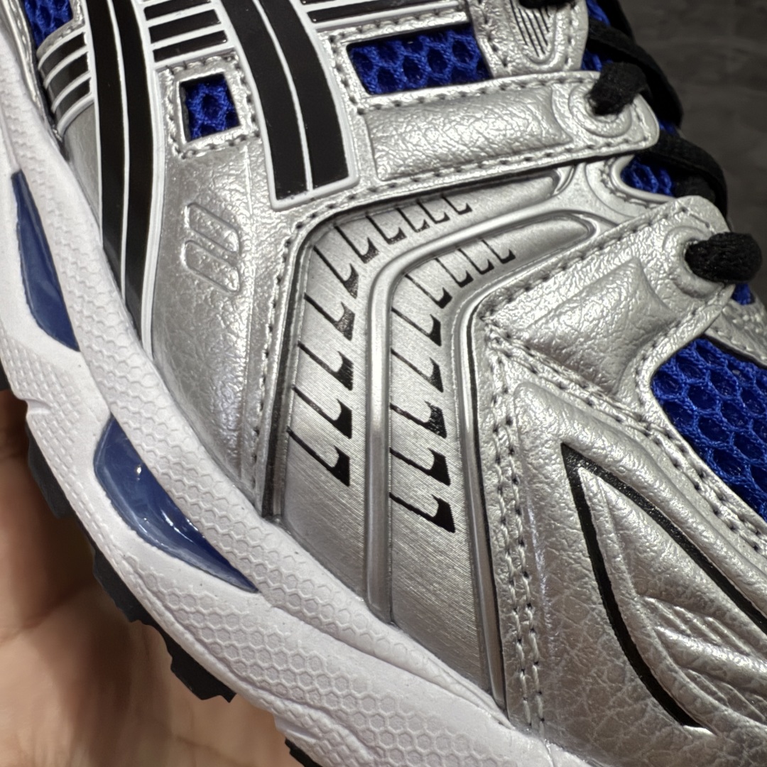 图片[5]-【总裁版】 ASICS GEL-KAYANO 14 亚瑟士系列轻量缓震休闲运动跑步鞋 市场天花板品质 鞋型细节秒杀市场流通版本 知名大厂出品 原版开发 细节完美把控 独家私模五层组合大底 原厂定制缓震硅胶加持 原盒原配 官方四联吊牌 一比一同步原鞋工艺和用料 后跟一样采用了GEL缓震胶 整体系列设计非常的科技感！ 锻炼跑步的同时让你一样时尚百搭！ 设计师 Hidenori Yamashita 以「Flash」一词为灵感，创造出未来感金属色鞋面，改造升级内在性能，由内而外全面革新，为 GEL-KAYANO 家族传承及经典跑鞋文化的延续，创下里程碑式作品。ASICS GEL – KAYANO 14 跑鞋重新诠释了复古的跑步形状，并以其 2000 年代后期的美学理念重新铺装，银色与蓝色的鞋面极为高档.网面铺陈与鞋面、鞋头多处细节位增添了透气性。ASICS GEL – KAYANO 14的鞋后跟部中底上以及多密度耐磨鞋底增加了 GEL 缓震胶，提供高抗冲击性、缓冲性、可保护脚部免受地面冲击的影响，穿着舒适性十足「入手同款」 尺码：36 37 37.5 38 39 39.5 40.5 41.5 42 42.5 43.5 44 45 46-选品中心