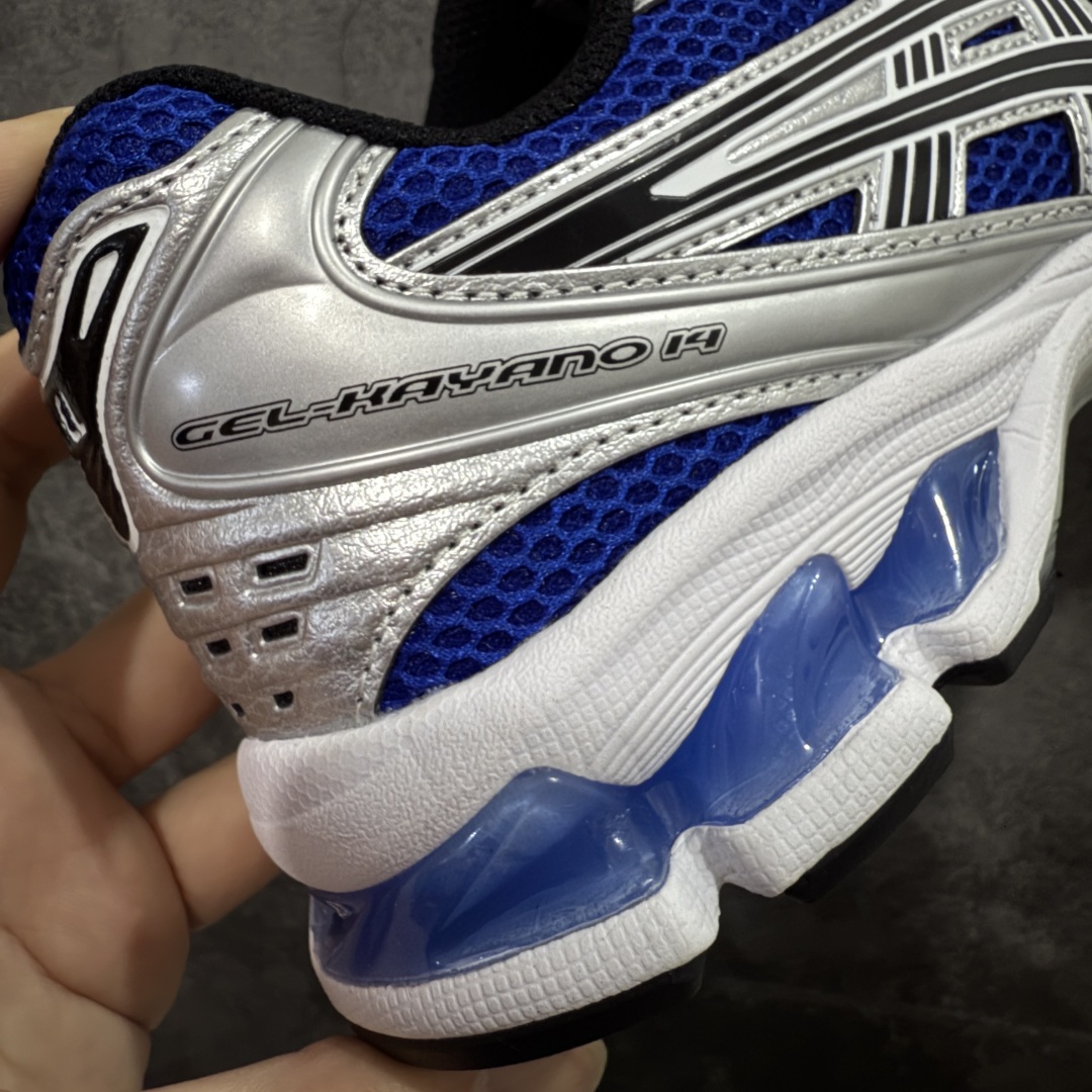 图片[3]-【总裁版】 ASICS GEL-KAYANO 14 亚瑟士系列轻量缓震休闲运动跑步鞋 市场天花板品质 鞋型细节秒杀市场流通版本 知名大厂出品 原版开发 细节完美把控 独家私模五层组合大底 原厂定制缓震硅胶加持 原盒原配 官方四联吊牌 一比一同步原鞋工艺和用料 后跟一样采用了GEL缓震胶 整体系列设计非常的科技感！ 锻炼跑步的同时让你一样时尚百搭！ 设计师 Hidenori Yamashita 以「Flash」一词为灵感，创造出未来感金属色鞋面，改造升级内在性能，由内而外全面革新，为 GEL-KAYANO 家族传承及经典跑鞋文化的延续，创下里程碑式作品。ASICS GEL – KAYANO 14 跑鞋重新诠释了复古的跑步形状，并以其 2000 年代后期的美学理念重新铺装，银色与蓝色的鞋面极为高档.网面铺陈与鞋面、鞋头多处细节位增添了透气性。ASICS GEL – KAYANO 14的鞋后跟部中底上以及多密度耐磨鞋底增加了 GEL 缓震胶，提供高抗冲击性、缓冲性、可保护脚部免受地面冲击的影响，穿着舒适性十足「入手同款」 尺码：36 37 37.5 38 39 39.5 40.5 41.5 42 42.5 43.5 44 45 46-选品中心