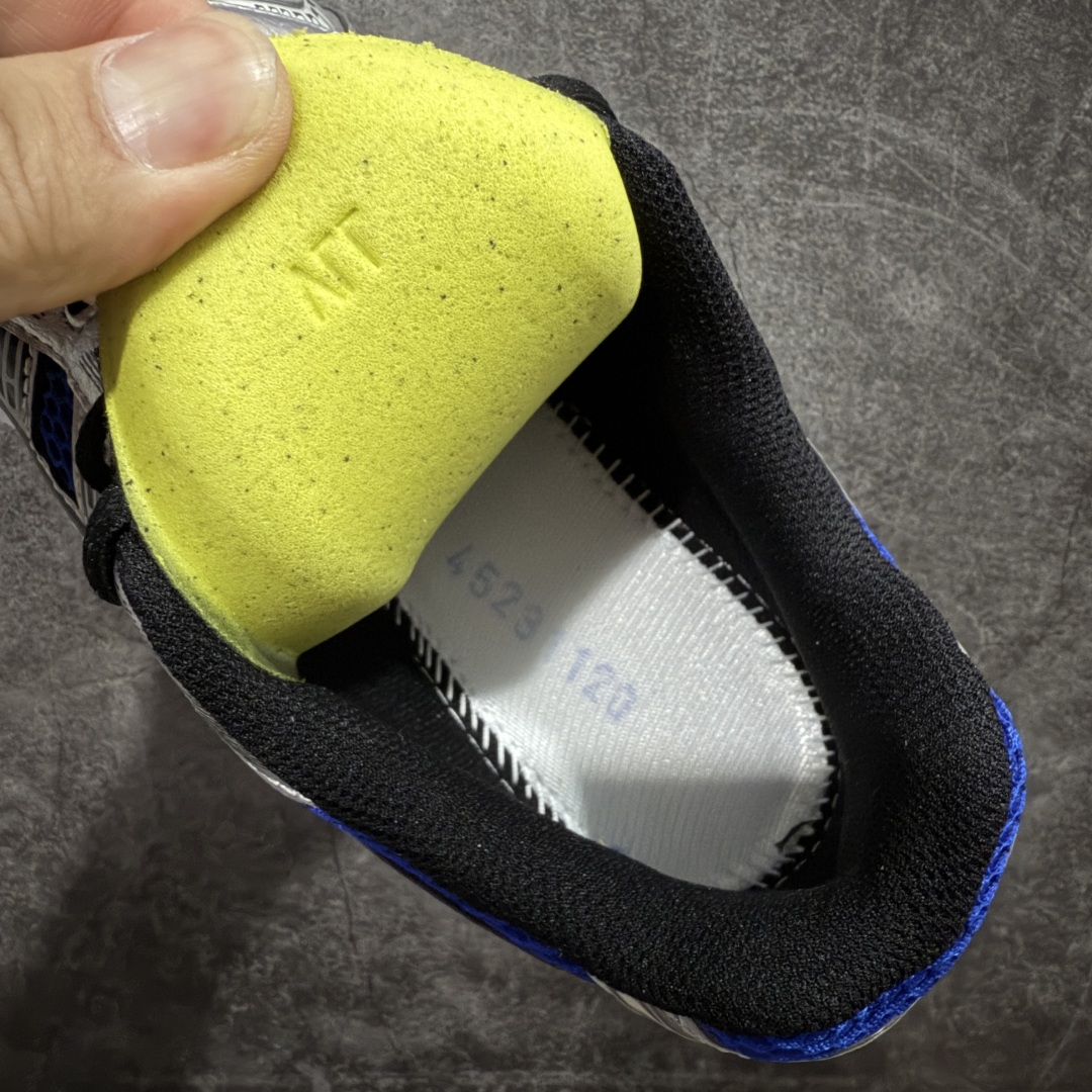 图片[9]-【总裁版】 ASICS GEL-KAYANO 14 亚瑟士系列轻量缓震休闲运动跑步鞋 市场天花板品质 鞋型细节秒杀市场流通版本 知名大厂出品 原版开发 细节完美把控 独家私模五层组合大底 原厂定制缓震硅胶加持 原盒原配 官方四联吊牌 一比一同步原鞋工艺和用料 后跟一样采用了GEL缓震胶 整体系列设计非常的科技感！ 锻炼跑步的同时让你一样时尚百搭！ 设计师 Hidenori Yamashita 以「Flash」一词为灵感，创造出未来感金属色鞋面，改造升级内在性能，由内而外全面革新，为 GEL-KAYANO 家族传承及经典跑鞋文化的延续，创下里程碑式作品。ASICS GEL – KAYANO 14 跑鞋重新诠释了复古的跑步形状，并以其 2000 年代后期的美学理念重新铺装，银色与蓝色的鞋面极为高档.网面铺陈与鞋面、鞋头多处细节位增添了透气性。ASICS GEL – KAYANO 14的鞋后跟部中底上以及多密度耐磨鞋底增加了 GEL 缓震胶，提供高抗冲击性、缓冲性、可保护脚部免受地面冲击的影响，穿着舒适性十足「入手同款」 尺码：36 37 37.5 38 39 39.5 40.5 41.5 42 42.5 43.5 44 45 46-选品中心