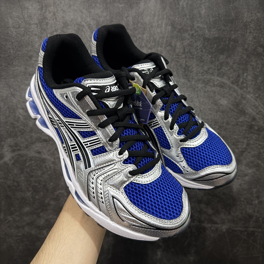 【总裁版】 ASICS GEL-KAYANO 14 亚瑟士系列轻量缓震休闲运动跑步鞋 市场天花板品质 鞋型细节秒杀市场流通版本 知名大厂出品 原版开发 细节完美把控 独家私模五层组合大底 原厂定制缓震硅胶加持 原盒原配 官方四联吊牌 一比一同步原鞋工艺和用料 后跟一样采用了GEL缓震胶 整体系列设计非常的科技感! 锻炼跑步的同时让你一样时尚百搭! 设计师 Hidenori Yamashita 以「Flash」一词为灵感,创造出未来感金属色鞋面,改造升级内在性能,由内而外全面革新,为 GEL-KAYANO 家族传承及经典跑鞋文化的延续,创下里程碑式作品。ASICS GEL - KAYANO 14 跑鞋重新诠释了复古的跑步形状,并以其 2000 年代后期的美学理念重新铺装,银色与蓝色的鞋面极为高档.网面铺陈与鞋面、鞋头多处细节位增添了透气性。ASICS GEL - KAYANO 14的鞋后跟部中底上以及多密度耐磨鞋底增加了 GEL 缓震胶,提供高抗冲击性、缓冲性、可保护脚部免受地面冲击的影响,穿着舒适性十足「入手同款」 尺码:36 37 37.5 38 39 39.5 40.5 41.5 42 42.5 43.5 44 45 46-选品中心