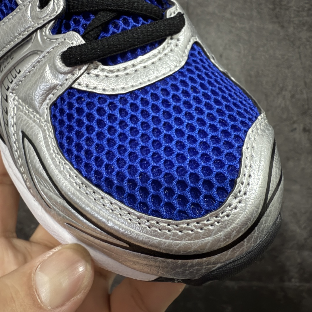 图片[6]-【总裁版】 ASICS GEL-KAYANO 14 亚瑟士系列轻量缓震休闲运动跑步鞋 市场天花板品质 鞋型细节秒杀市场流通版本 知名大厂出品 原版开发 细节完美把控 独家私模五层组合大底 原厂定制缓震硅胶加持 原盒原配 官方四联吊牌 一比一同步原鞋工艺和用料 后跟一样采用了GEL缓震胶 整体系列设计非常的科技感！ 锻炼跑步的同时让你一样时尚百搭！ 设计师 Hidenori Yamashita 以「Flash」一词为灵感，创造出未来感金属色鞋面，改造升级内在性能，由内而外全面革新，为 GEL-KAYANO 家族传承及经典跑鞋文化的延续，创下里程碑式作品。ASICS GEL – KAYANO 14 跑鞋重新诠释了复古的跑步形状，并以其 2000 年代后期的美学理念重新铺装，银色与蓝色的鞋面极为高档.网面铺陈与鞋面、鞋头多处细节位增添了透气性。ASICS GEL – KAYANO 14的鞋后跟部中底上以及多密度耐磨鞋底增加了 GEL 缓震胶，提供高抗冲击性、缓冲性、可保护脚部免受地面冲击的影响，穿着舒适性十足「入手同款」 尺码：36 37 37.5 38 39 39.5 40.5 41.5 42 42.5 43.5 44 45 46-选品中心