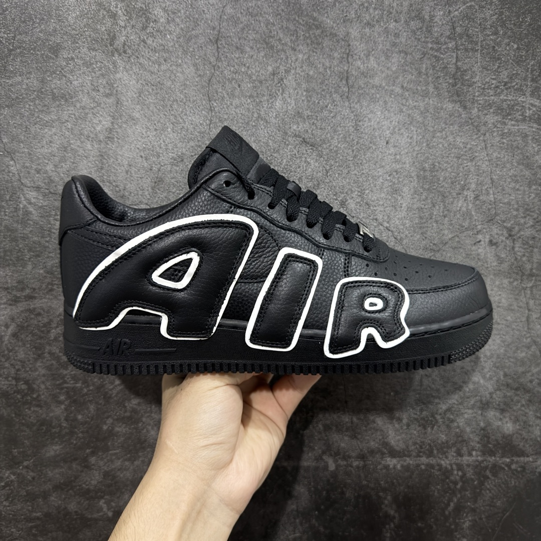 【TOP纯原】CPFM x NK Air Force 1 Low 空军一号系列低帮 纯原生产线出品 经典百搭休闲运动板鞋“联名放大补丁字母”近日,A$AP Bari 在其官方社交媒体上预告了 Cactus Plant Flea Market(CPFM) 和 Nike Air Force 1 Low 的全新配色。 #此次全新推出的紫色和苔藓绿配色,保留了原始黑白版本的标志性风格,均采用皮革鞋面、尼龙鞋舌、带有反光底衬的「AIR SUNSHINE」及同色 AF1 橡胶鞋底。 货号:HJ8463-001 尺码: 40 40.5 41 42 42.5 43 44 44.5 45 46 47.5 48-选品中心