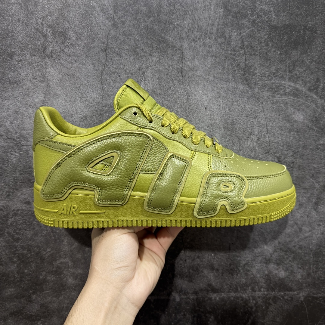 【TOP纯原】CPFM x NK Air Force 1 Low 空军一号系列低帮 纯原生产线出品 经典百搭休闲运动板鞋“联名放大补丁字母”近日,A$AP Bari 在其官方社交媒体上预告了 Cactus Plant Flea Market(CPFM) 和 Nike Air Force 1 Low 的全新配色。 #此次全新推出的紫色和苔藓绿配色,保留了原始黑白版本的标志性风格,均采用皮革鞋面、尼龙鞋舌、带有反光底衬的「AIR SUNSHINE」及同色 AF1 橡胶鞋底。 货号:FQ7069-300 尺码: 40 40.5 41 42 42.5 43 44 44.5 45 46 47.5 48-选品中心