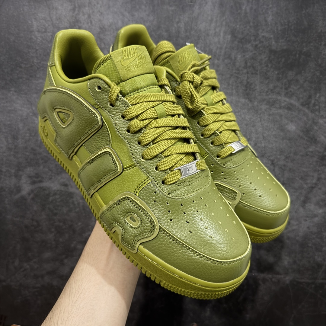 【TOP纯原】CPFM x NK Air Force 1 Low 空军一号系列低帮 纯原生产线出品 经典百搭休闲运动板鞋“联名放大补丁字母”近日,A$AP Bari 在其官方社交媒体上预告了 Cactus Plant Flea Market(CPFM) 和 Nike Air Force 1 Low 的全新配色。 #此次全新推出的紫色和苔藓绿配色,保留了原始黑白版本的标志性风格,均采用皮革鞋面、尼龙鞋舌、带有反光底衬的「AIR SUNSHINE」及同色 AF1 橡胶鞋底。 货号:FQ7069-300 尺码: 40 40.5 41 42 42.5 43 44 44.5 45 46 47.5 48-选品中心