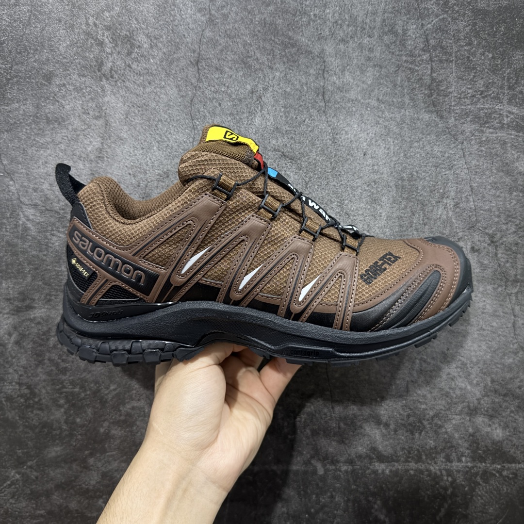 【绿x版】SALOMON XA Pro 3D GTX 萨洛蒙潮流越野机能户外功能鞋 黑棕色 防水 新配色出货 474121 纯原外贸平台特供订单 耗时半年巨作 全套原纸板楦头开发 原厂特供网布配套加持 确保原汁原味 完美呈现版型 原档数据独家私模五层组合大底 男女鞋同步官方开发至46.5 原装Ortholite轻量化鞋垫 中底布带钢印编号 原厂TPU锁扣 进口港宝加持 后跟自然饱满 还原公司包裹性 鞋面采用SENSIFT贴合技术 全方位贴合包裹脚型 鞋跟部鞋底牵引设计 提供强大的抓地性能 更适应野外崎岖不平的道路 其3D ADVANCED CHASSIS底盘 材料轻量大化 钉齿设计更具稳定性 防护性 鞋底易磨损区运用CONTAGRIP高耐磨材料 应对城市硬质路面长距离跑考验 尺码:36 36.5 37.5 38 38.5 39 40 40.5 41 42 42.5 43 44 44.5 45 46 46.5-选品中心