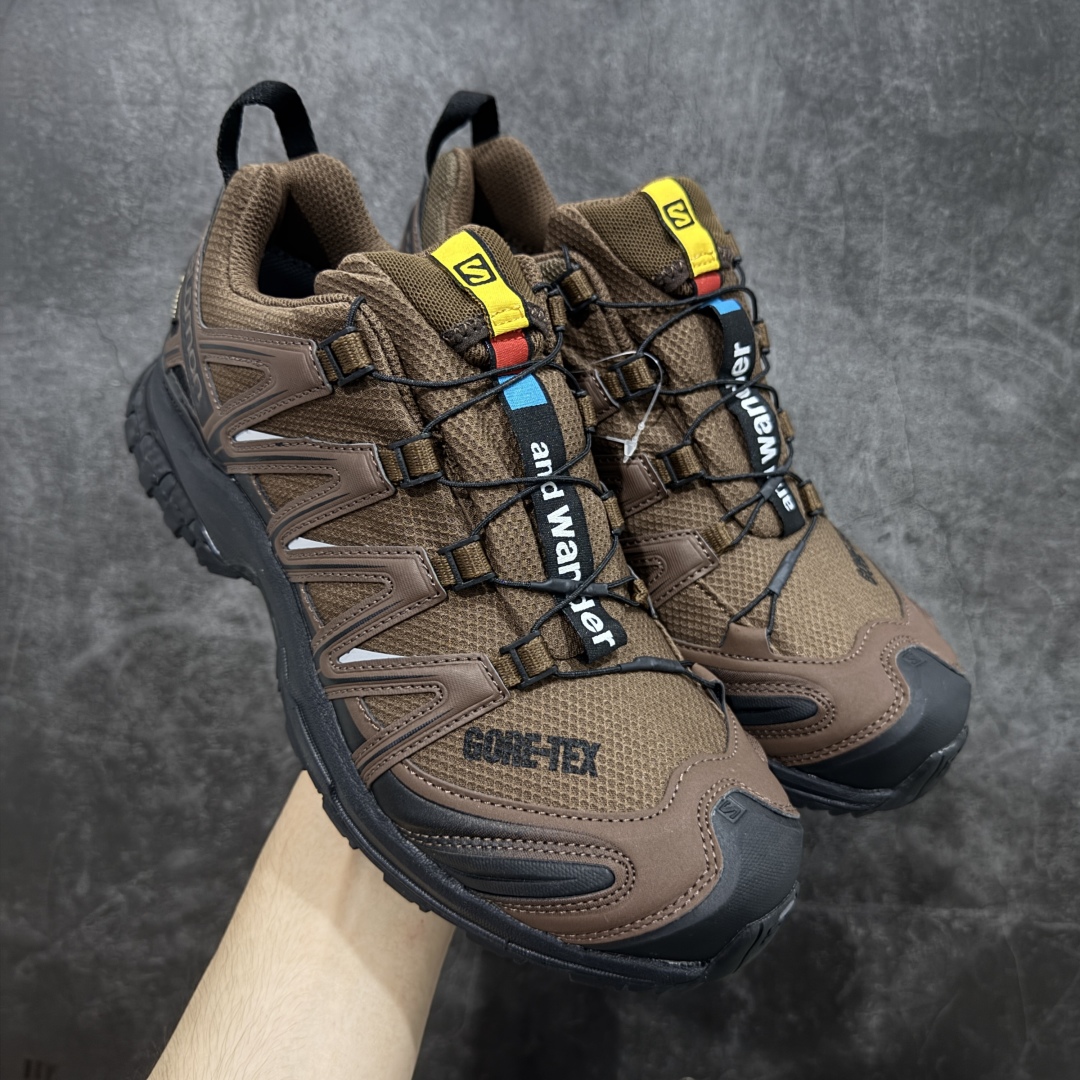 【绿x版】SALOMON XA Pro 3D GTX 萨洛蒙潮流越野机能户外功能鞋 黑棕色 防水 新配色出货 474121 纯原外贸平台特供订单 耗时半年巨作 全套原纸板楦头开发 原厂特供网布配套加持 确保原汁原味 完美呈现版型 原档数据独家私模五层组合大底 男女鞋同步官方开发至46.5 原装Ortholite轻量化鞋垫 中底布带钢印编号 原厂TPU锁扣 进口港宝加持 后跟自然饱满 还原公司包裹性 鞋面采用SENSIFT贴合技术 全方位贴合包裹脚型 鞋跟部鞋底牵引设计 提供强大的抓地性能 更适应野外崎岖不平的道路 其3D ADVANCED CHASSIS底盘 材料轻量大化 钉齿设计更具稳定性 防护性 鞋底易磨损区运用CONTAGRIP高耐磨材料 应对城市硬质路面长距离跑考验 尺码:36 36.5 37.5 38 38.5 39 40 40.5 41 42 42.5 43 44 44.5 45 46 46.5-选品中心
