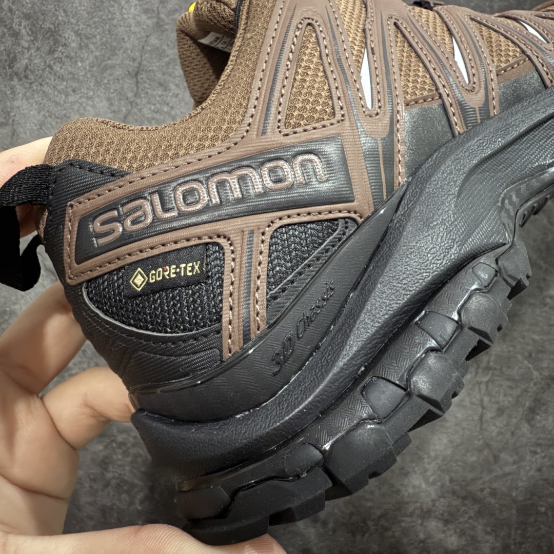 图片[3]-【绿x版】SALOMON XA Pro 3D GTX 萨洛蒙潮流越野机能户外功能鞋 黑棕色 防水 新配色出货 474121 纯原外贸平台特供订单 耗时半年巨作 全套原纸板楦头开发 原厂特供网布配套加持 确保原汁原味 完美呈现版型 原档数据独家私模五层组合大底 男女鞋同步官方开发至46.5 原装Ortholite轻量化鞋垫 中底布带钢印编号 原厂TPU锁扣 进口港宝加持 后跟自然饱满 还原公司包裹性 鞋面采用SENSIFT贴合技术 全方位贴合包裹脚型 鞋跟部鞋底牵引设计 提供强大的抓地性能 更适应野外崎岖不平的道路 其3D ADVANCED CHASSIS底盘 材料轻量大化 钉齿设计更具稳定性 防护性 鞋底易磨损区运用CONTAGRIP高耐磨材料 应对城市硬质路面长距离跑考验 尺码：36 36.5 37.5 38 38.5 39 40 40.5 41 42 42.5 43 44 44.5 45 46 46.5-选品中心