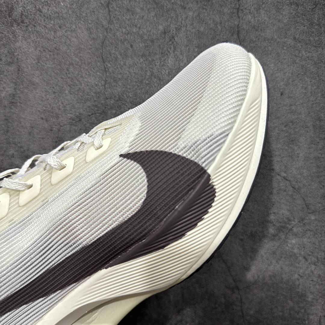 图片[6]-【XE纯原版】Nike ZoomX Vaporfly NEXT%4 减震马拉松跑步鞋 HV6107-100 全掌真碳板 原楦原纸版数据开发  目前市场最强品质 原版购入开发 原版定制网纱鞋面 分体式组合大底 中间层夹心全掌抗扭碳板 下层一次ReactX泡棉 区别市场一体底 超高质检清洁度 一切材质配件均与原版一致 原楦原纸板开发 匹配原版98%以上 完美弧度版型 原厂鞋标 立体反光鞋盒标 高端玩家必推版本 高价零售必推版本 欢迎对比市面任意版本‼️ 这双鞋简直是时尚与科技的完美融合，质感爆棚，搭配超亮眼的银色大勾子，瞬间成为街头焦点。不仅颜值在线，缓震性能更是一绝 不管是日常出街还是慢跑锻炼，都能给双脚极致舒适体验。  码数超全，36- 46 码任你选！别犹豫啦，穿上它，轻松走出潮流范，开启你的时尚运动新旅程 码段：36-46-选品中心