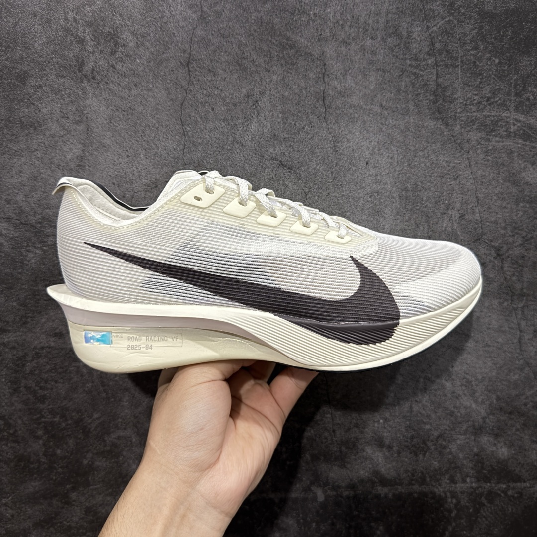 【XE纯原版】Nike ZoomX Vaporfly NEXT%4 减震马拉松跑步鞋 HV6107-100 全掌真碳板 原楦原纸版数据开发  目前市场最强品质 原版购入开发 原版定制网纱鞋面 分体式组合大底 中间层夹心全掌抗扭碳板 下层一次ReactX泡棉 区别市场一体底 超高质检清洁度 一切材质配件均与原版一致 原楦原纸板开发 匹配原版98%以上 完美弧度版型 原厂鞋标 立体反光鞋盒标 高端玩家必推版本 高价零售必推版本 欢迎对比市面任意版本‼️ 这双鞋简直是时尚与科技的完美融合,质感爆棚,搭配超亮眼的银色大勾子,瞬间成为街头焦点。不仅颜值在线,缓震性能更是一绝 不管是日常出街还是慢跑锻炼,都能给双脚极致舒适体验。  码数超全,36- 46 码任你选!别犹豫啦,穿上它,轻松走出潮流范,开启你的时尚运动新旅程 码段:36-46-选品中心