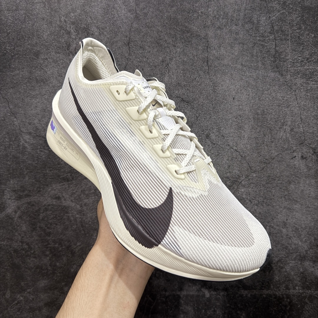 图片[3]-【XE纯原版】Nike ZoomX Vaporfly NEXT%4 减震马拉松跑步鞋 HV6107-100 全掌真碳板 原楦原纸版数据开发  目前市场最强品质 原版购入开发 原版定制网纱鞋面 分体式组合大底 中间层夹心全掌抗扭碳板 下层一次ReactX泡棉 区别市场一体底 超高质检清洁度 一切材质配件均与原版一致 原楦原纸板开发 匹配原版98%以上 完美弧度版型 原厂鞋标 立体反光鞋盒标 高端玩家必推版本 高价零售必推版本 欢迎对比市面任意版本‼️ 这双鞋简直是时尚与科技的完美融合，质感爆棚，搭配超亮眼的银色大勾子，瞬间成为街头焦点。不仅颜值在线，缓震性能更是一绝 不管是日常出街还是慢跑锻炼，都能给双脚极致舒适体验。  码数超全，36- 46 码任你选！别犹豫啦，穿上它，轻松走出潮流范，开启你的时尚运动新旅程 码段：36-46-选品中心