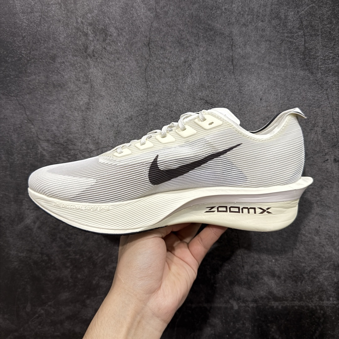 图片[2]-【XE纯原版】Nike ZoomX Vaporfly NEXT%4 减震马拉松跑步鞋 HV6107-100 全掌真碳板 原楦原纸版数据开发  目前市场最强品质 原版购入开发 原版定制网纱鞋面 分体式组合大底 中间层夹心全掌抗扭碳板 下层一次ReactX泡棉 区别市场一体底 超高质检清洁度 一切材质配件均与原版一致 原楦原纸板开发 匹配原版98%以上 完美弧度版型 原厂鞋标 立体反光鞋盒标 高端玩家必推版本 高价零售必推版本 欢迎对比市面任意版本‼️ 这双鞋简直是时尚与科技的完美融合，质感爆棚，搭配超亮眼的银色大勾子，瞬间成为街头焦点。不仅颜值在线，缓震性能更是一绝 不管是日常出街还是慢跑锻炼，都能给双脚极致舒适体验。  码数超全，36- 46 码任你选！别犹豫啦，穿上它，轻松走出潮流范，开启你的时尚运动新旅程 码段：36-46-选品中心
