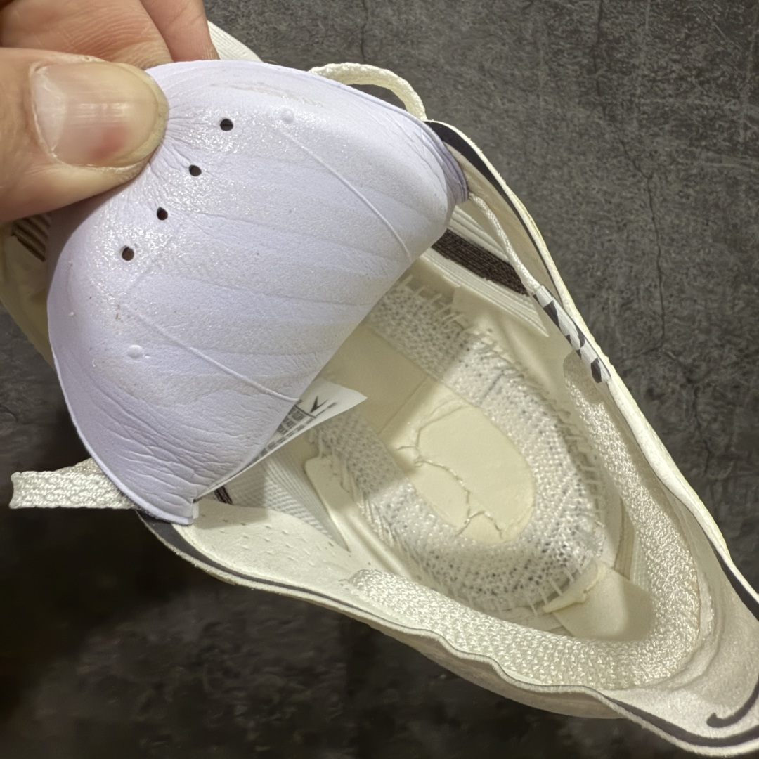 图片[9]-【XE纯原版】Nike ZoomX Vaporfly NEXT%4 减震马拉松跑步鞋 HV6107-100 全掌真碳板 原楦原纸版数据开发  目前市场最强品质 原版购入开发 原版定制网纱鞋面 分体式组合大底 中间层夹心全掌抗扭碳板 下层一次ReactX泡棉 区别市场一体底 超高质检清洁度 一切材质配件均与原版一致 原楦原纸板开发 匹配原版98%以上 完美弧度版型 原厂鞋标 立体反光鞋盒标 高端玩家必推版本 高价零售必推版本 欢迎对比市面任意版本‼️ 这双鞋简直是时尚与科技的完美融合，质感爆棚，搭配超亮眼的银色大勾子，瞬间成为街头焦点。不仅颜值在线，缓震性能更是一绝 不管是日常出街还是慢跑锻炼，都能给双脚极致舒适体验。  码数超全，36- 46 码任你选！别犹豫啦，穿上它，轻松走出潮流范，开启你的时尚运动新旅程 码段：36-46-选品中心