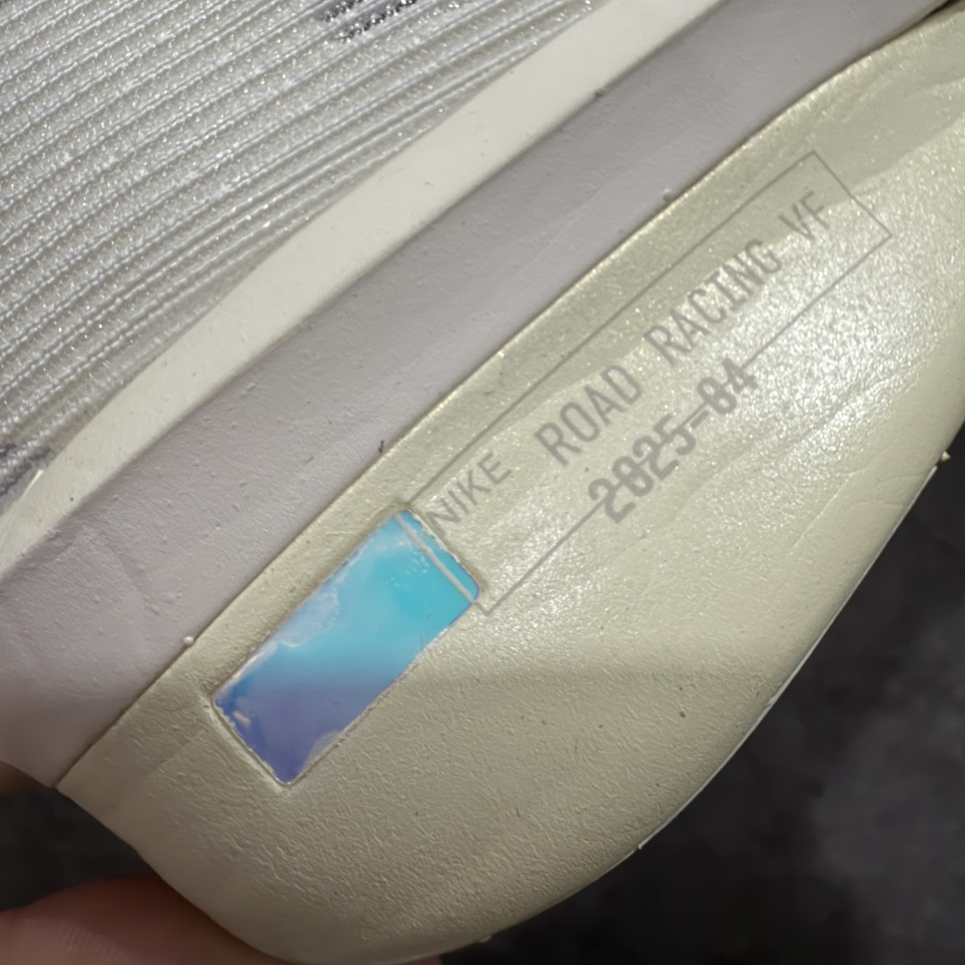 图片[3]-【XE纯原版】Nike ZoomX Vaporfly NEXT%4 减震马拉松跑步鞋 HV6107-100 全掌真碳板 原楦原纸版数据开发  目前市场最强品质 原版购入开发 原版定制网纱鞋面 分体式组合大底 中间层夹心全掌抗扭碳板 下层一次ReactX泡棉 区别市场一体底 超高质检清洁度 一切材质配件均与原版一致 原楦原纸板开发 匹配原版98%以上 完美弧度版型 原厂鞋标 立体反光鞋盒标 高端玩家必推版本 高价零售必推版本 欢迎对比市面任意版本‼️ 这双鞋简直是时尚与科技的完美融合，质感爆棚，搭配超亮眼的银色大勾子，瞬间成为街头焦点。不仅颜值在线，缓震性能更是一绝 不管是日常出街还是慢跑锻炼，都能给双脚极致舒适体验。  码数超全，36- 46 码任你选！别犹豫啦，穿上它，轻松走出潮流范，开启你的时尚运动新旅程 码段：36-46-选品中心