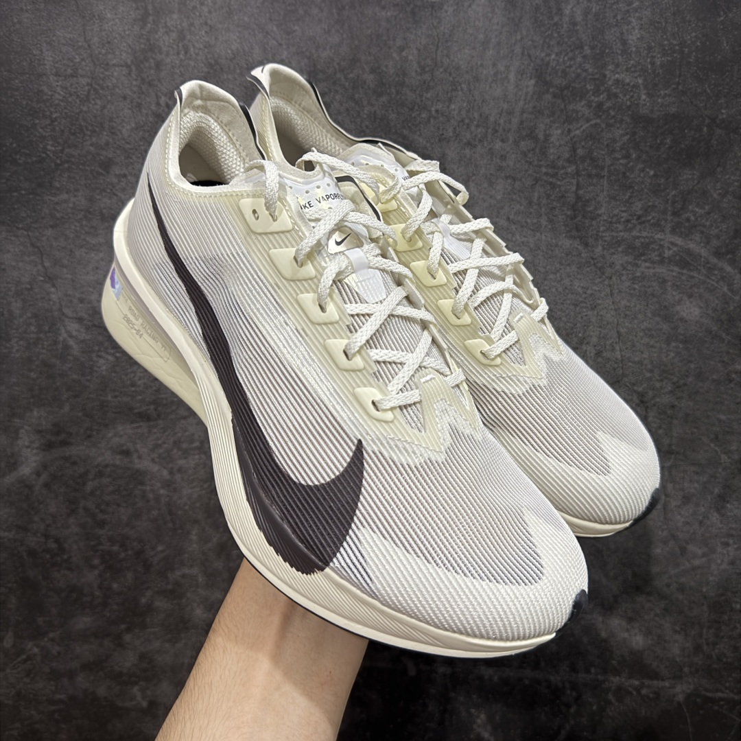 【XE纯原版】Nike ZoomX Vaporfly NEXT%4 减震马拉松跑步鞋 HV6107-100 全掌真碳板 原楦原纸版数据开发  目前市场最强品质 原版购入开发 原版定制网纱鞋面 分体式组合大底 中间层夹心全掌抗扭碳板 下层一次ReactX泡棉 区别市场一体底 超高质检清洁度 一切材质配件均与原版一致 原楦原纸板开发 匹配原版98%以上 完美弧度版型 原厂鞋标 立体反光鞋盒标 高端玩家必推版本 高价零售必推版本 欢迎对比市面任意版本‼️ 这双鞋简直是时尚与科技的完美融合,质感爆棚,搭配超亮眼的银色大勾子,瞬间成为街头焦点。不仅颜值在线,缓震性能更是一绝 不管是日常出街还是慢跑锻炼,都能给双脚极致舒适体验。  码数超全,36- 46 码任你选!别犹豫啦,穿上它,轻松走出潮流范,开启你的时尚运动新旅程 码段:36-46-选品中心