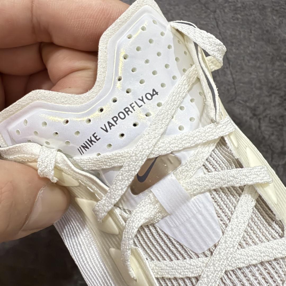 图片[6]-【XE纯原版】Nike ZoomX Vaporfly NEXT%4 减震马拉松跑步鞋 HV6107-100 全掌真碳板 原楦原纸版数据开发  目前市场最强品质 原版购入开发 原版定制网纱鞋面 分体式组合大底 中间层夹心全掌抗扭碳板 下层一次ReactX泡棉 区别市场一体底 超高质检清洁度 一切材质配件均与原版一致 原楦原纸板开发 匹配原版98%以上 完美弧度版型 原厂鞋标 立体反光鞋盒标 高端玩家必推版本 高价零售必推版本 欢迎对比市面任意版本‼️ 这双鞋简直是时尚与科技的完美融合，质感爆棚，搭配超亮眼的银色大勾子，瞬间成为街头焦点。不仅颜值在线，缓震性能更是一绝 不管是日常出街还是慢跑锻炼，都能给双脚极致舒适体验。  码数超全，36- 46 码任你选！别犹豫啦，穿上它，轻松走出潮流范，开启你的时尚运动新旅程 码段：36-46-选品中心