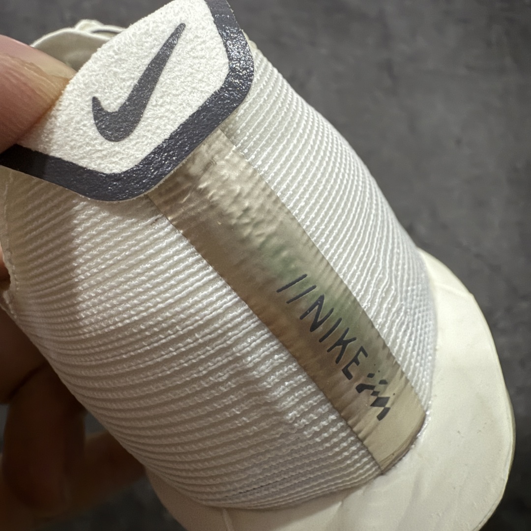 图片[2]-【XE纯原版】Nike ZoomX Vaporfly NEXT%4 减震马拉松跑步鞋 HV6107-100 全掌真碳板 原楦原纸版数据开发  目前市场最强品质 原版购入开发 原版定制网纱鞋面 分体式组合大底 中间层夹心全掌抗扭碳板 下层一次ReactX泡棉 区别市场一体底 超高质检清洁度 一切材质配件均与原版一致 原楦原纸板开发 匹配原版98%以上 完美弧度版型 原厂鞋标 立体反光鞋盒标 高端玩家必推版本 高价零售必推版本 欢迎对比市面任意版本‼️ 这双鞋简直是时尚与科技的完美融合，质感爆棚，搭配超亮眼的银色大勾子，瞬间成为街头焦点。不仅颜值在线，缓震性能更是一绝 不管是日常出街还是慢跑锻炼，都能给双脚极致舒适体验。  码数超全，36- 46 码任你选！别犹豫啦，穿上它，轻松走出潮流范，开启你的时尚运动新旅程 码段：36-46-选品中心