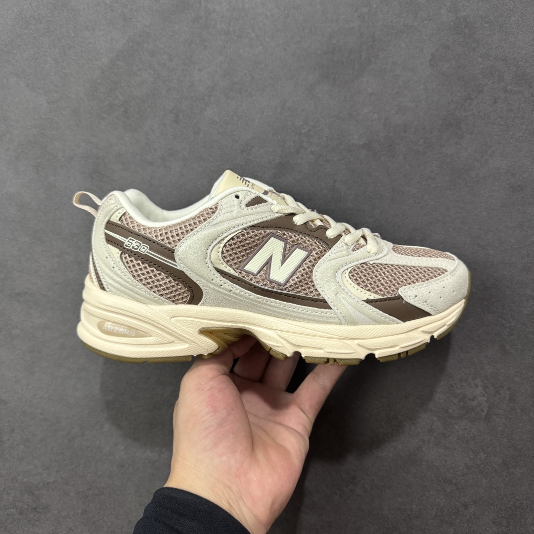 【K8版本】New Balance NB530 新百伦复古透气跑步鞋 抛弃过往以皮革为主的人气轮廓 以极具复古风范的跑鞋外观呈现 设计上全鞋以简约清爽的纯白色作基底 鞋身覆盖大面积织物网眼材质 并于鞋头、鞋带孔眼片等细节处点缀对比鲜明的反光银镀层凸显 鞋舌、侧身等位置则辅以一贯的「N」字标志和品牌徽标彰显身份 最后通过搭载的 ABZORB 缓震中底完善整体造型 货号:U530SUA 尺码:36-45-选品中心