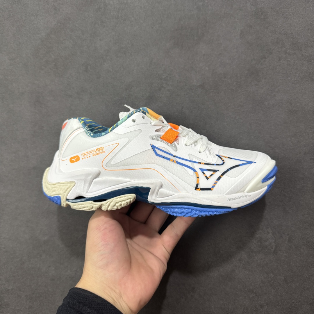 【公司级】美津浓Mizuno Wave Lightning Z8 闪电Z8系列低帮排球羽毛球运动鞋 升级原楦原纸版开发 #采用高频热熔网织布鞋面材质 #后掌wave物理镂空设计 #外置特殊防滑耐磨橡胶大底 货号:V1GA240056 尺码:36 36.5 37.5 38 38.5 39 40 40.5 41 42 42.5 43 44 45 编码:LNH280290-选品中心