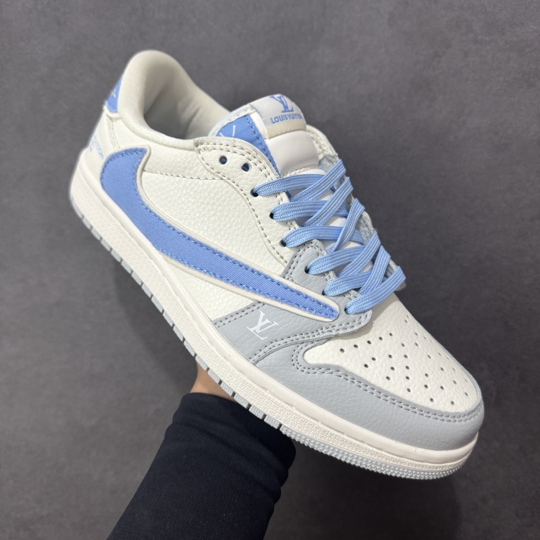 图片[3]-【定制版】Travis Scott x Fragment Design x Jordan Air Jordan 1 Low OG SP “LV联名-米灰蓝帆布拼接” 多方联名合作融合了Travi灰勾s Scott 独特的音乐风格，藤原浩个性的设计风格以及Jordan品牌的经典元素 使其成为一双具有独特身份和价值的鞋子 清新而立体的外观加上联名标识更突出了其独特身份 这种配色方案显示出活力和时尚感 在视觉上引人注目 鞋身的质感和细腻的细节处理使其显得高端而格调十足 这款“倒钩”联名是设计与创意完美结合 融合多方的个性风格是一款备受瞩目的潮流鞋款 低帮休闲板鞋 定制鞋盒 大厂纯原品质出货 超高清洁度 皮料切割干净无任何毛边 细节完美 货号： JW1188-145 尺码： 36 36.5 37.5 38 38.5 39 40 40.5 41 42 42.5 43 44 44.5 45-选品中心