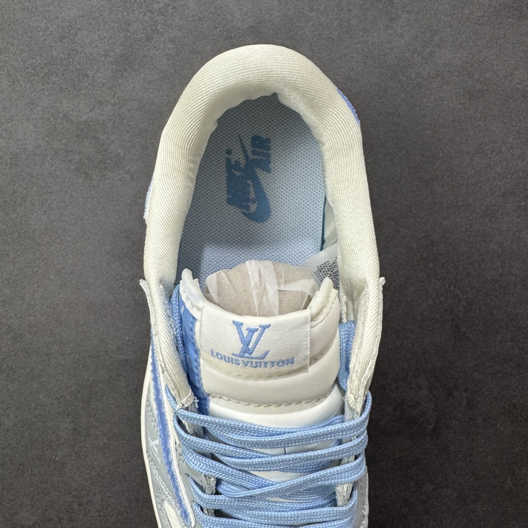 图片[7]-【定制版】Travis Scott x Fragment Design x Jordan Air Jordan 1 Low OG SP “LV联名-米灰蓝帆布拼接” 多方联名合作融合了Travi灰勾s Scott 独特的音乐风格，藤原浩个性的设计风格以及Jordan品牌的经典元素 使其成为一双具有独特身份和价值的鞋子 清新而立体的外观加上联名标识更突出了其独特身份 这种配色方案显示出活力和时尚感 在视觉上引人注目 鞋身的质感和细腻的细节处理使其显得高端而格调十足 这款“倒钩”联名是设计与创意完美结合 融合多方的个性风格是一款备受瞩目的潮流鞋款 低帮休闲板鞋 定制鞋盒 大厂纯原品质出货 超高清洁度 皮料切割干净无任何毛边 细节完美 货号： JW1188-145 尺码： 36 36.5 37.5 38 38.5 39 40 40.5 41 42 42.5 43 44 44.5 45-选品中心