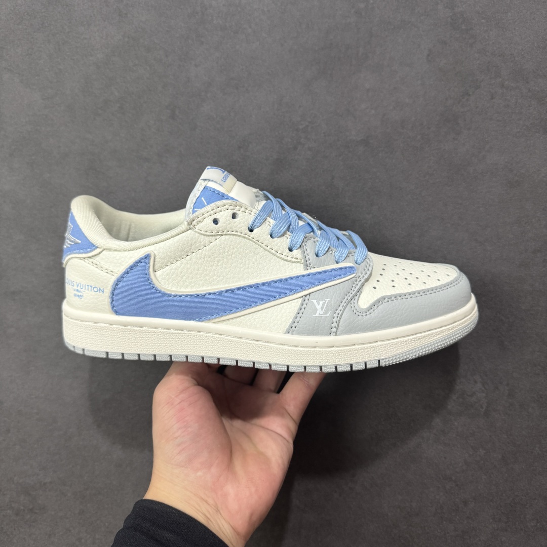 【定制版】Travis Scott x Fragment Design x Jordan Air Jordan 1 Low OG SP “LV联名-米灰蓝帆布拼接” 多方联名合作融合了Travi灰勾s Scott 独特的音乐风格,藤原浩个性的设计风格以及Jordan品牌的经典元素 使其成为一双具有独特身份和价值的鞋子 清新而立体的外观加上联名标识更突出了其独特身份 这种配色方案显示出活力和时尚感 在视觉上引人注目 鞋身的质感和细腻的细节处理使其显得高端而格调十足 这款“倒钩”联名是设计与创意完美结合 融合多方的个性风格是一款备受瞩目的潮流鞋款 低帮休闲板鞋 定制鞋盒 大厂纯原品质出货 超高清洁度 皮料切割干净无任何毛边 细节完美 货号: JW1188-145 尺码: 36 36.5 37.5 38 38.5 39 40 40.5 41 42 42.5 43 44 44.5 45-选品中心