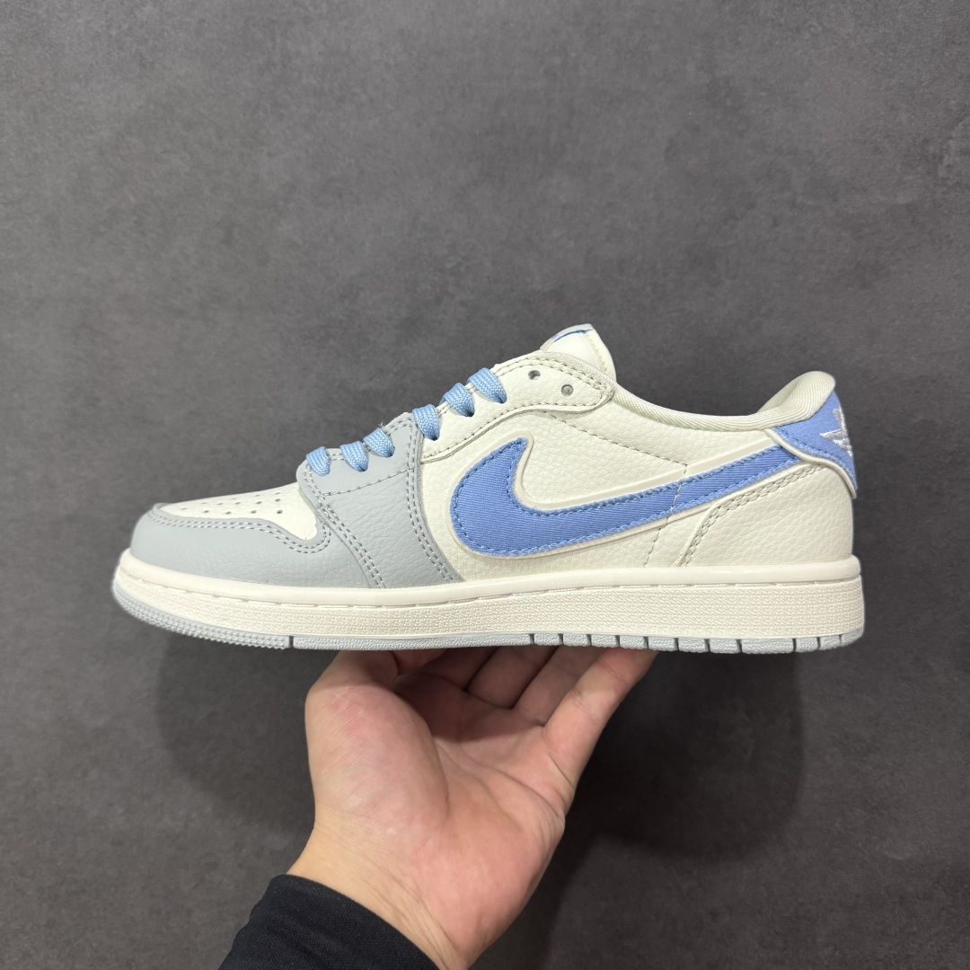 图片[2]-【定制版】Travis Scott x Fragment Design x Jordan Air Jordan 1 Low OG SP “LV联名-米灰蓝帆布拼接” 多方联名合作融合了Travi灰勾s Scott 独特的音乐风格，藤原浩个性的设计风格以及Jordan品牌的经典元素 使其成为一双具有独特身份和价值的鞋子 清新而立体的外观加上联名标识更突出了其独特身份 这种配色方案显示出活力和时尚感 在视觉上引人注目 鞋身的质感和细腻的细节处理使其显得高端而格调十足 这款“倒钩”联名是设计与创意完美结合 融合多方的个性风格是一款备受瞩目的潮流鞋款 低帮休闲板鞋 定制鞋盒 大厂纯原品质出货 超高清洁度 皮料切割干净无任何毛边 细节完美 货号： JW1188-145 尺码： 36 36.5 37.5 38 38.5 39 40 40.5 41 42 42.5 43 44 44.5 45-选品中心
