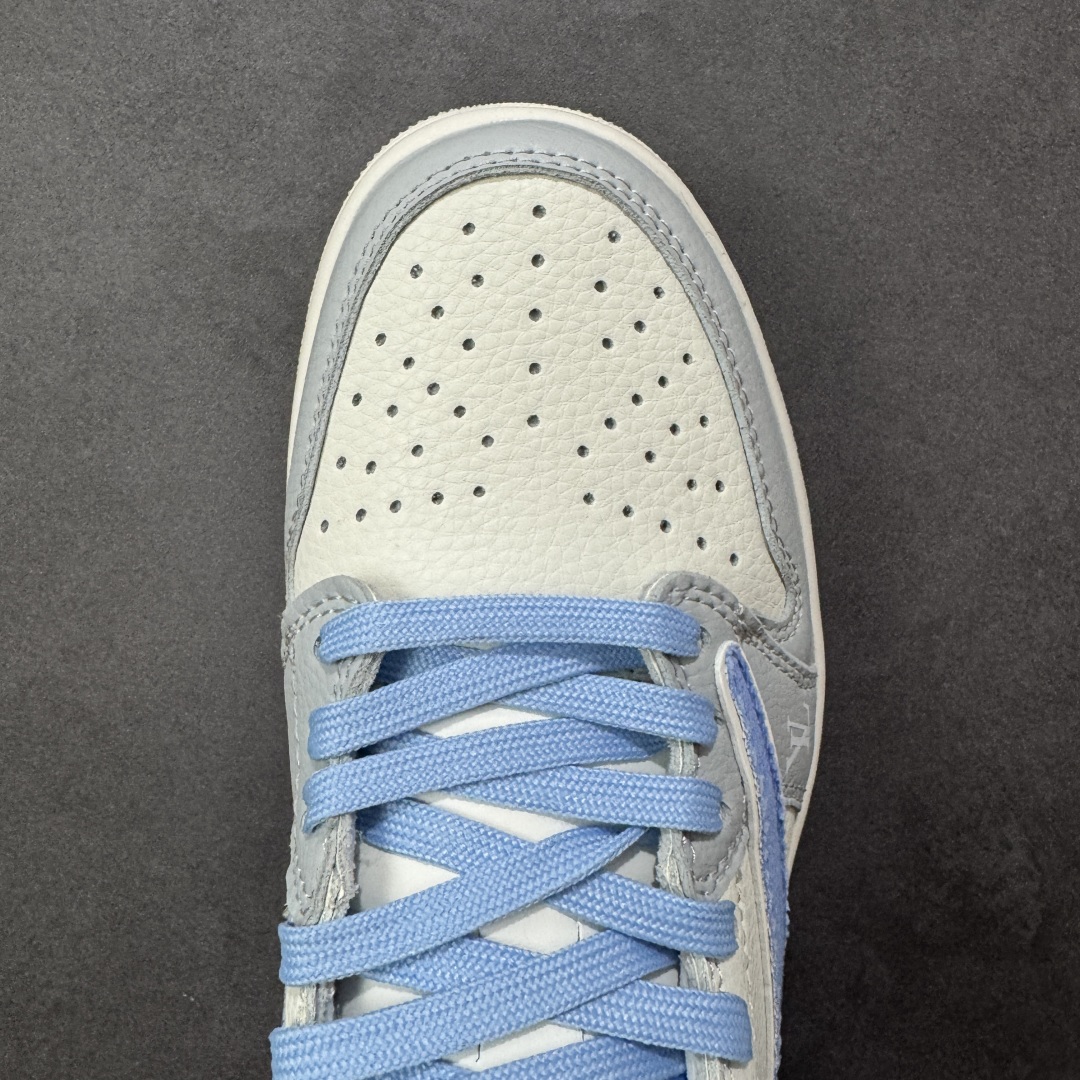 图片[8]-【定制版】Travis Scott x Fragment Design x Jordan Air Jordan 1 Low OG SP “LV联名-米灰蓝帆布拼接” 多方联名合作融合了Travi灰勾s Scott 独特的音乐风格，藤原浩个性的设计风格以及Jordan品牌的经典元素 使其成为一双具有独特身份和价值的鞋子 清新而立体的外观加上联名标识更突出了其独特身份 这种配色方案显示出活力和时尚感 在视觉上引人注目 鞋身的质感和细腻的细节处理使其显得高端而格调十足 这款“倒钩”联名是设计与创意完美结合 融合多方的个性风格是一款备受瞩目的潮流鞋款 低帮休闲板鞋 定制鞋盒 大厂纯原品质出货 超高清洁度 皮料切割干净无任何毛边 细节完美 货号： JW1188-145 尺码： 36 36.5 37.5 38 38.5 39 40 40.5 41 42 42.5 43 44 44.5 45-选品中心