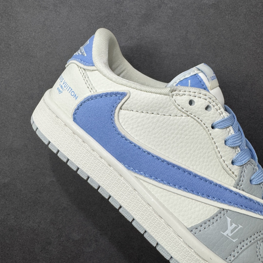 图片[6]-【定制版】Travis Scott x Fragment Design x Jordan Air Jordan 1 Low OG SP “LV联名-米灰蓝帆布拼接” 多方联名合作融合了Travi灰勾s Scott 独特的音乐风格，藤原浩个性的设计风格以及Jordan品牌的经典元素 使其成为一双具有独特身份和价值的鞋子 清新而立体的外观加上联名标识更突出了其独特身份 这种配色方案显示出活力和时尚感 在视觉上引人注目 鞋身的质感和细腻的细节处理使其显得高端而格调十足 这款“倒钩”联名是设计与创意完美结合 融合多方的个性风格是一款备受瞩目的潮流鞋款 低帮休闲板鞋 定制鞋盒 大厂纯原品质出货 超高清洁度 皮料切割干净无任何毛边 细节完美 货号： JW1188-145 尺码： 36 36.5 37.5 38 38.5 39 40 40.5 41 42 42.5 43 44 44.5 45-选品中心