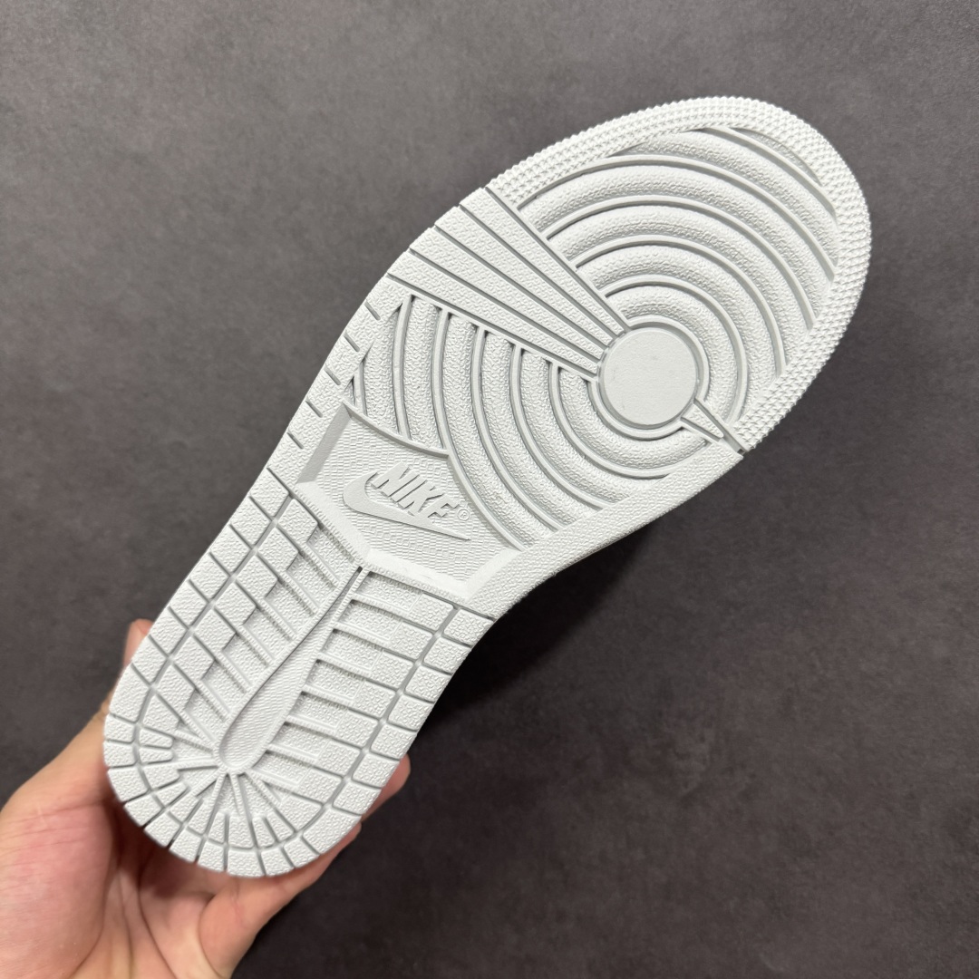 图片[9]-【定制版】Travis Scott x Fragment Design x Jordan Air Jordan 1 Low OG SP “LV联名-米灰蓝帆布拼接” 多方联名合作融合了Travi灰勾s Scott 独特的音乐风格，藤原浩个性的设计风格以及Jordan品牌的经典元素 使其成为一双具有独特身份和价值的鞋子 清新而立体的外观加上联名标识更突出了其独特身份 这种配色方案显示出活力和时尚感 在视觉上引人注目 鞋身的质感和细腻的细节处理使其显得高端而格调十足 这款“倒钩”联名是设计与创意完美结合 融合多方的个性风格是一款备受瞩目的潮流鞋款 低帮休闲板鞋 定制鞋盒 大厂纯原品质出货 超高清洁度 皮料切割干净无任何毛边 细节完美 货号： JW1188-145 尺码： 36 36.5 37.5 38 38.5 39 40 40.5 41 42 42.5 43 44 44.5 45-选品中心