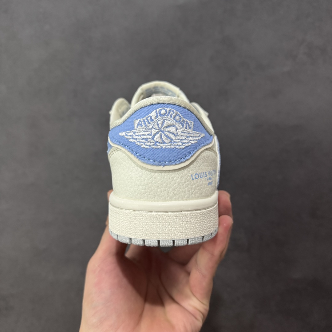 图片[4]-【定制版】Travis Scott x Fragment Design x Jordan Air Jordan 1 Low OG SP “LV联名-米灰蓝帆布拼接” 多方联名合作融合了Travi灰勾s Scott 独特的音乐风格，藤原浩个性的设计风格以及Jordan品牌的经典元素 使其成为一双具有独特身份和价值的鞋子 清新而立体的外观加上联名标识更突出了其独特身份 这种配色方案显示出活力和时尚感 在视觉上引人注目 鞋身的质感和细腻的细节处理使其显得高端而格调十足 这款“倒钩”联名是设计与创意完美结合 融合多方的个性风格是一款备受瞩目的潮流鞋款 低帮休闲板鞋 定制鞋盒 大厂纯原品质出货 超高清洁度 皮料切割干净无任何毛边 细节完美 货号： JW1188-145 尺码： 36 36.5 37.5 38 38.5 39 40 40.5 41 42 42.5 43 44 44.5 45-选品中心