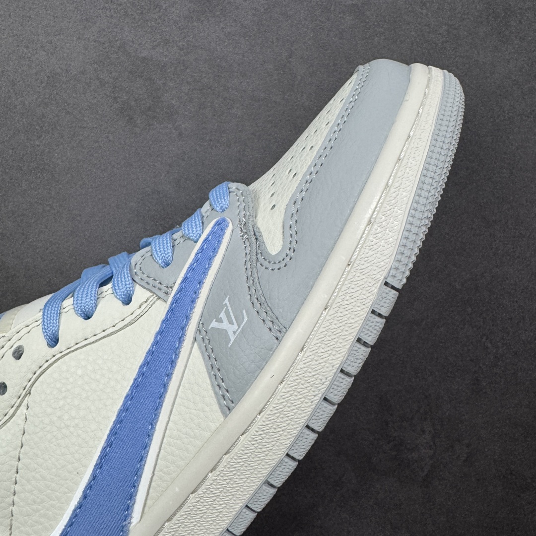 图片[5]-【定制版】Travis Scott x Fragment Design x Jordan Air Jordan 1 Low OG SP “LV联名-米灰蓝帆布拼接” 多方联名合作融合了Travi灰勾s Scott 独特的音乐风格，藤原浩个性的设计风格以及Jordan品牌的经典元素 使其成为一双具有独特身份和价值的鞋子 清新而立体的外观加上联名标识更突出了其独特身份 这种配色方案显示出活力和时尚感 在视觉上引人注目 鞋身的质感和细腻的细节处理使其显得高端而格调十足 这款“倒钩”联名是设计与创意完美结合 融合多方的个性风格是一款备受瞩目的潮流鞋款 低帮休闲板鞋 定制鞋盒 大厂纯原品质出货 超高清洁度 皮料切割干净无任何毛边 细节完美 货号： JW1188-145 尺码： 36 36.5 37.5 38 38.5 39 40 40.5 41 42 42.5 43 44 44.5 45-选品中心
