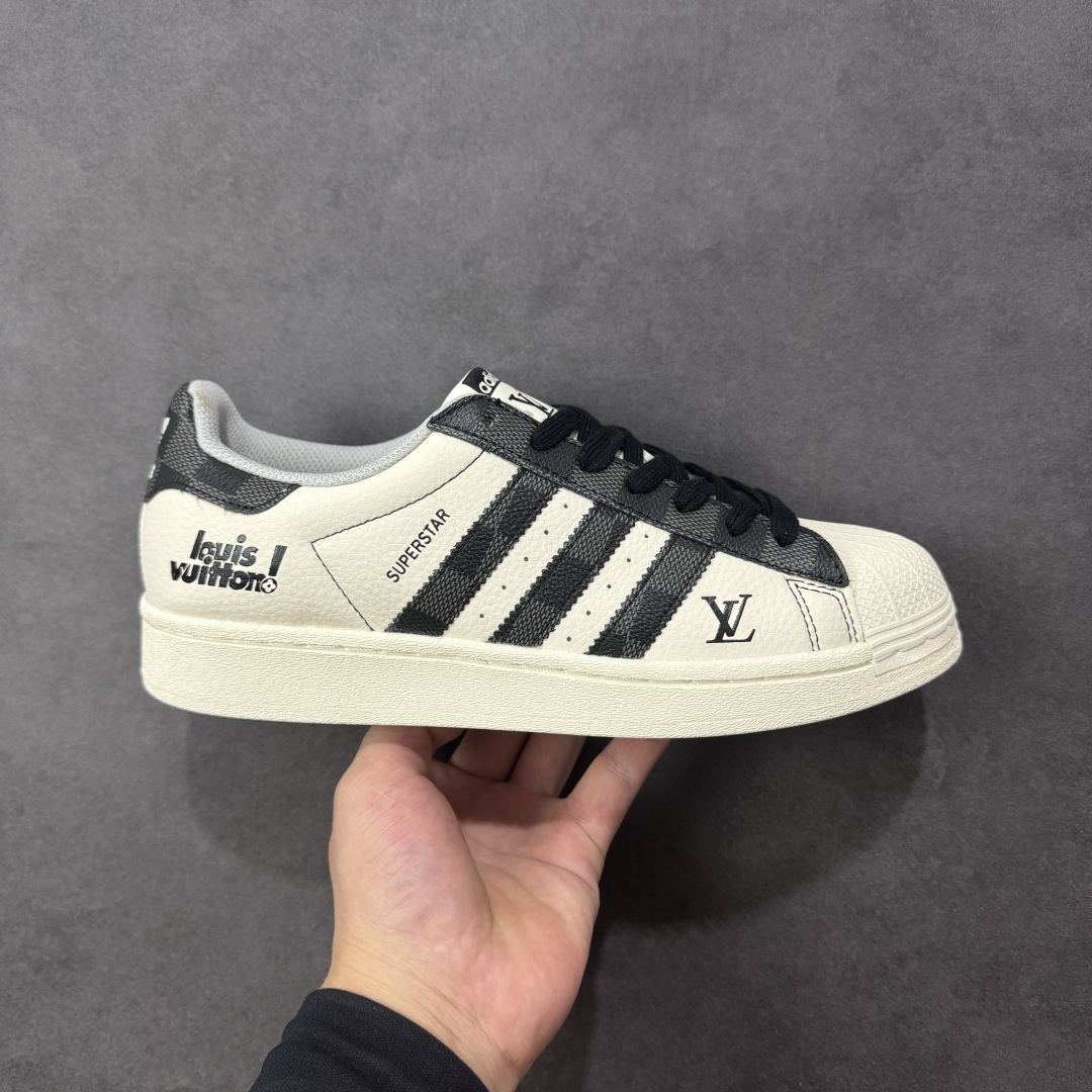 【定制版】Louis Vuitton x Ad Superstar 定制配色 Lv联名 三叶草低帮休闲百搭贝壳头板鞋 QF5806 公司级版本 大厂流水作业生产 超高清洁度 皮料切割干净无任何毛边 细节完美   尺码:36 36.5 37 38 38.5 39 40 40.5 41 42 42.5 43 44 44.5 45 编码:QFB290300-选品中心