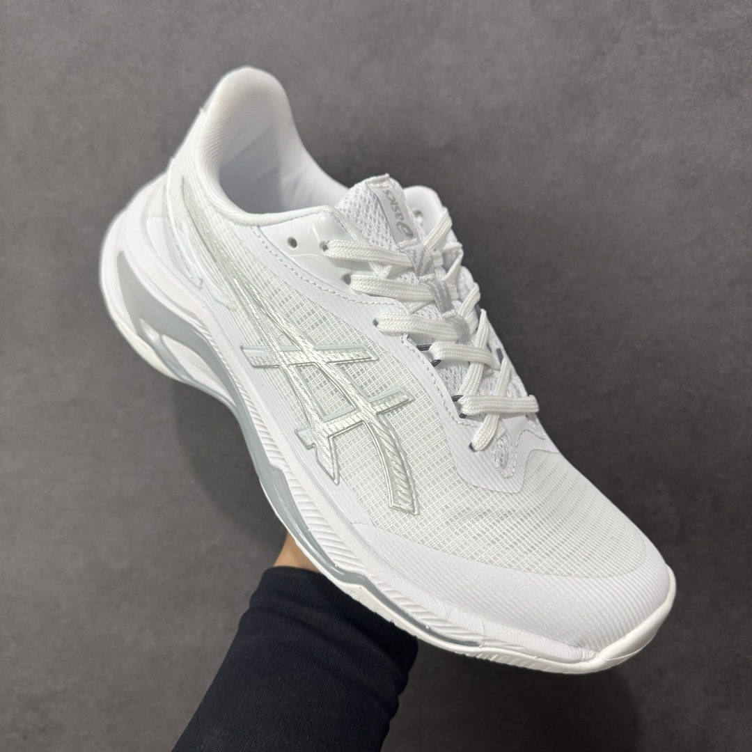 图片[3]-【公司级】亚瑟士Asics NETBURNER BALLISTIC FF 4 舒适百搭简约时尚 低帮 训练鞋 男女款运动跑步鞋 亚瑟士 ASICS GEL-NETBURNER BALLISTIC FF 4 是专为排球运动设计的专业鞋款，2025年8月推出的升级版在性能和舒适性方面均有显著提升。 核心升级亮点了包裹性与透气性：采用无缝柔韧网布鞋面，贴合度提升30%，同时通过动态束带设计实现足弓横向偏移量仅1.8mm，保持运动稳定性。 推进力与抓地力：鞋底纹路结合Precision Sole与X-Guidance设计，多方向抓地力提升25%，尤其在转折和加速场景中表现更优。 中底技术：FlyteFoam材质实现落地回弹率提升18%，配合SpeedTruss结构增强横向移动稳定性，适合快速移动场景。 适用场景点适合追求快速移动、多方向切换的排球运动员，尤其推荐给需要横向移动稳定性支撑的球员。 尺码： 36-45含半码 编码： AMB250260-选品中心