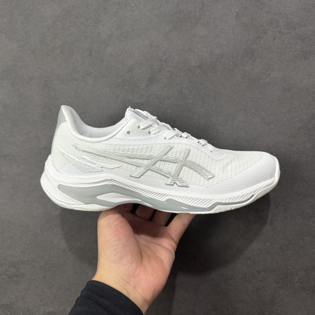 【公司级】亚瑟士Asics NETBURNER BALLISTIC FF 4 舒适百搭简约时尚 低帮 训练鞋 男女款运动跑步鞋 亚瑟士 ASICS GEL-NETBURNER BALLISTIC FF 4 是专为排球运动设计的专业鞋款,2025年8月推出的升级版在性能和舒适性方面均有显著提升。 核心升级亮点了包裹性与透气性:采用无缝柔韧网布鞋面,贴合度提升30%,同时通过动态束带设计实现足弓横向偏移量仅1.8mm,保持运动稳定性。 推进力与抓地力:鞋底纹路结合Precision Sole与X-Guidance设计,多方向抓地力提升25%,尤其在转折和加速场景中表现更优。 中底技术:FlyteFoam材质实现落地回弹率提升18%,配合SpeedTruss结构增强横向移动稳定性,适合快速移动场景。 适用场景点适合追求快速移动、多方向切换的排球运动员,尤其推荐给需要横向移动稳定性支撑的球员。 尺码: 36-45含半码 编码: AMB250260-选品中心