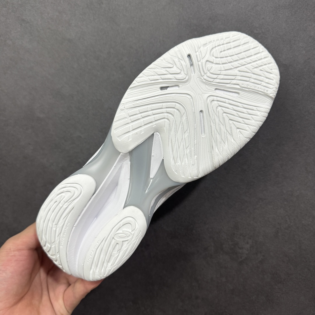 图片[9]-【公司级】亚瑟士Asics NETBURNER BALLISTIC FF 4 舒适百搭简约时尚 低帮 训练鞋 男女款运动跑步鞋 亚瑟士 ASICS GEL-NETBURNER BALLISTIC FF 4 是专为排球运动设计的专业鞋款，2025年8月推出的升级版在性能和舒适性方面均有显著提升。 核心升级亮点了包裹性与透气性：采用无缝柔韧网布鞋面，贴合度提升30%，同时通过动态束带设计实现足弓横向偏移量仅1.8mm，保持运动稳定性。 推进力与抓地力：鞋底纹路结合Precision Sole与X-Guidance设计，多方向抓地力提升25%，尤其在转折和加速场景中表现更优。 中底技术：FlyteFoam材质实现落地回弹率提升18%，配合SpeedTruss结构增强横向移动稳定性，适合快速移动场景。 适用场景点适合追求快速移动、多方向切换的排球运动员，尤其推荐给需要横向移动稳定性支撑的球员。 尺码： 36-45含半码 编码： AMB250260-选品中心