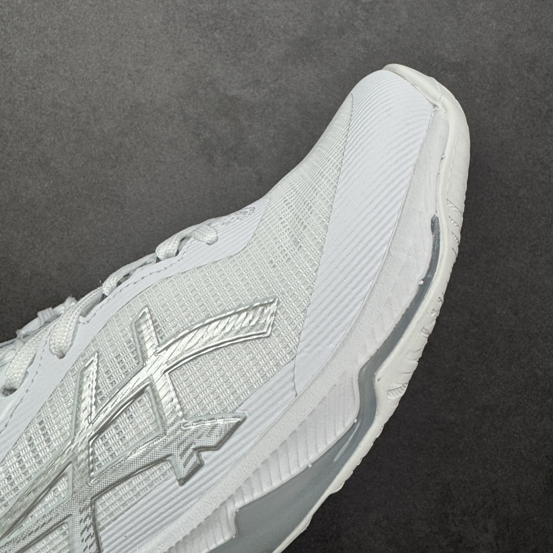 图片[5]-【公司级】亚瑟士Asics NETBURNER BALLISTIC FF 4 舒适百搭简约时尚 低帮 训练鞋 男女款运动跑步鞋 亚瑟士 ASICS GEL-NETBURNER BALLISTIC FF 4 是专为排球运动设计的专业鞋款，2025年8月推出的升级版在性能和舒适性方面均有显著提升。 核心升级亮点了包裹性与透气性：采用无缝柔韧网布鞋面，贴合度提升30%，同时通过动态束带设计实现足弓横向偏移量仅1.8mm，保持运动稳定性。 推进力与抓地力：鞋底纹路结合Precision Sole与X-Guidance设计，多方向抓地力提升25%，尤其在转折和加速场景中表现更优。 中底技术：FlyteFoam材质实现落地回弹率提升18%，配合SpeedTruss结构增强横向移动稳定性，适合快速移动场景。 适用场景点适合追求快速移动、多方向切换的排球运动员，尤其推荐给需要横向移动稳定性支撑的球员。 尺码： 36-45含半码 编码： AMB250260-选品中心