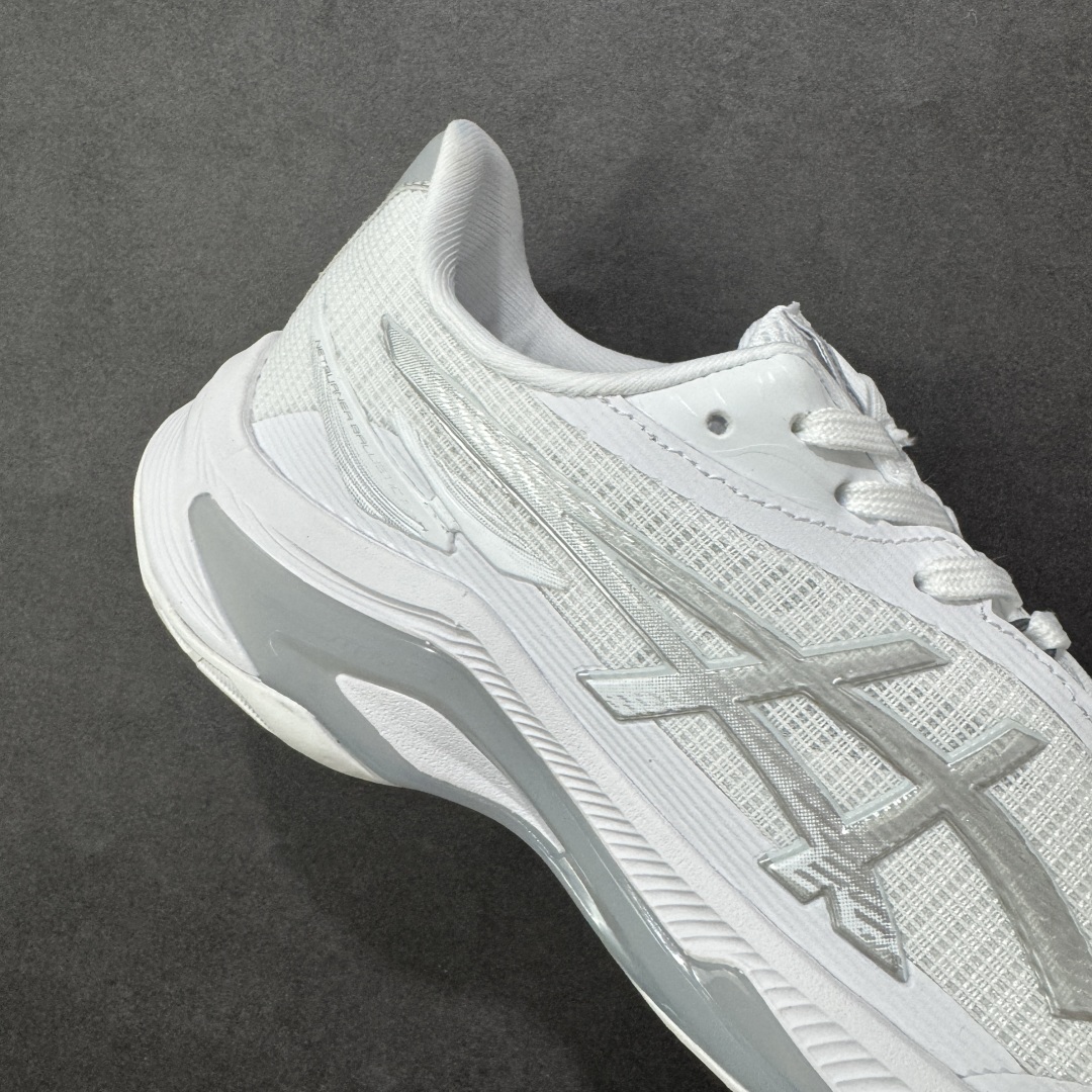 图片[6]-【公司级】亚瑟士Asics NETBURNER BALLISTIC FF 4 舒适百搭简约时尚 低帮 训练鞋 男女款运动跑步鞋 亚瑟士 ASICS GEL-NETBURNER BALLISTIC FF 4 是专为排球运动设计的专业鞋款，2025年8月推出的升级版在性能和舒适性方面均有显著提升。 核心升级亮点了包裹性与透气性：采用无缝柔韧网布鞋面，贴合度提升30%，同时通过动态束带设计实现足弓横向偏移量仅1.8mm，保持运动稳定性。 推进力与抓地力：鞋底纹路结合Precision Sole与X-Guidance设计，多方向抓地力提升25%，尤其在转折和加速场景中表现更优。 中底技术：FlyteFoam材质实现落地回弹率提升18%，配合SpeedTruss结构增强横向移动稳定性，适合快速移动场景。 适用场景点适合追求快速移动、多方向切换的排球运动员，尤其推荐给需要横向移动稳定性支撑的球员。 尺码： 36-45含半码 编码： AMB250260-选品中心