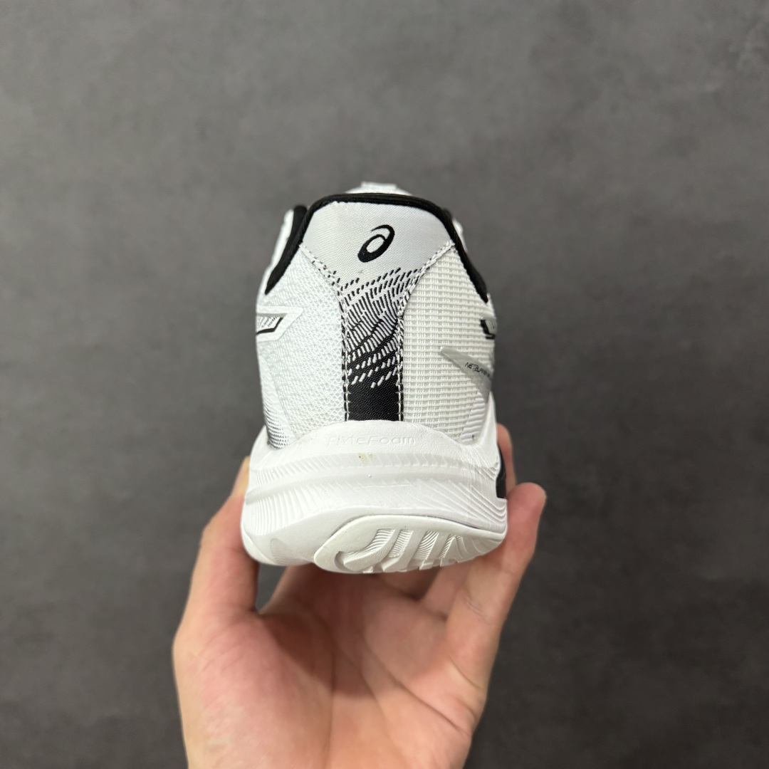 图片[4]-【公司级】亚瑟士Asics NETBURNER BALLISTIC FF 4 舒适百搭简约时尚 低帮 训练鞋 男女款运动跑步鞋 亚瑟士 ASICS GEL-NETBURNER BALLISTIC FF 4 是专为排球运动设计的专业鞋款，2025年8月推出的升级版在性能和舒适性方面均有显著提升。 核心升级亮点了包裹性与透气性：采用无缝柔韧网布鞋面，贴合度提升30%，同时通过动态束带设计实现足弓横向偏移量仅1.8mm，保持运动稳定性。 推进力与抓地力：鞋底纹路结合Precision Sole与X-Guidance设计，多方向抓地力提升25%，尤其在转折和加速场景中表现更优。 中底技术：FlyteFoam材质实现落地回弹率提升18%，配合SpeedTruss结构增强横向移动稳定性，适合快速移动场景。 适用场景点适合追求快速移动、多方向切换的排球运动员，尤其推荐给需要横向移动稳定性支撑的球员。 尺码： 36-45含半码 编码： AMB250260-选品中心