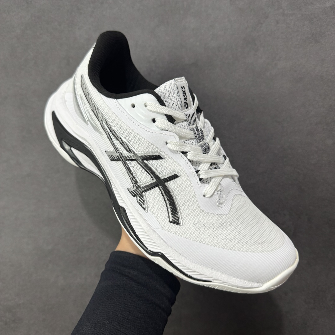 图片[3]-【公司级】亚瑟士Asics NETBURNER BALLISTIC FF 4 舒适百搭简约时尚 低帮 训练鞋 男女款运动跑步鞋 亚瑟士 ASICS GEL-NETBURNER BALLISTIC FF 4 是专为排球运动设计的专业鞋款，2025年8月推出的升级版在性能和舒适性方面均有显著提升。 核心升级亮点了包裹性与透气性：采用无缝柔韧网布鞋面，贴合度提升30%，同时通过动态束带设计实现足弓横向偏移量仅1.8mm，保持运动稳定性。 推进力与抓地力：鞋底纹路结合Precision Sole与X-Guidance设计，多方向抓地力提升25%，尤其在转折和加速场景中表现更优。 中底技术：FlyteFoam材质实现落地回弹率提升18%，配合SpeedTruss结构增强横向移动稳定性，适合快速移动场景。 适用场景点适合追求快速移动、多方向切换的排球运动员，尤其推荐给需要横向移动稳定性支撑的球员。 尺码： 36-45含半码 编码： AMB250260-选品中心
