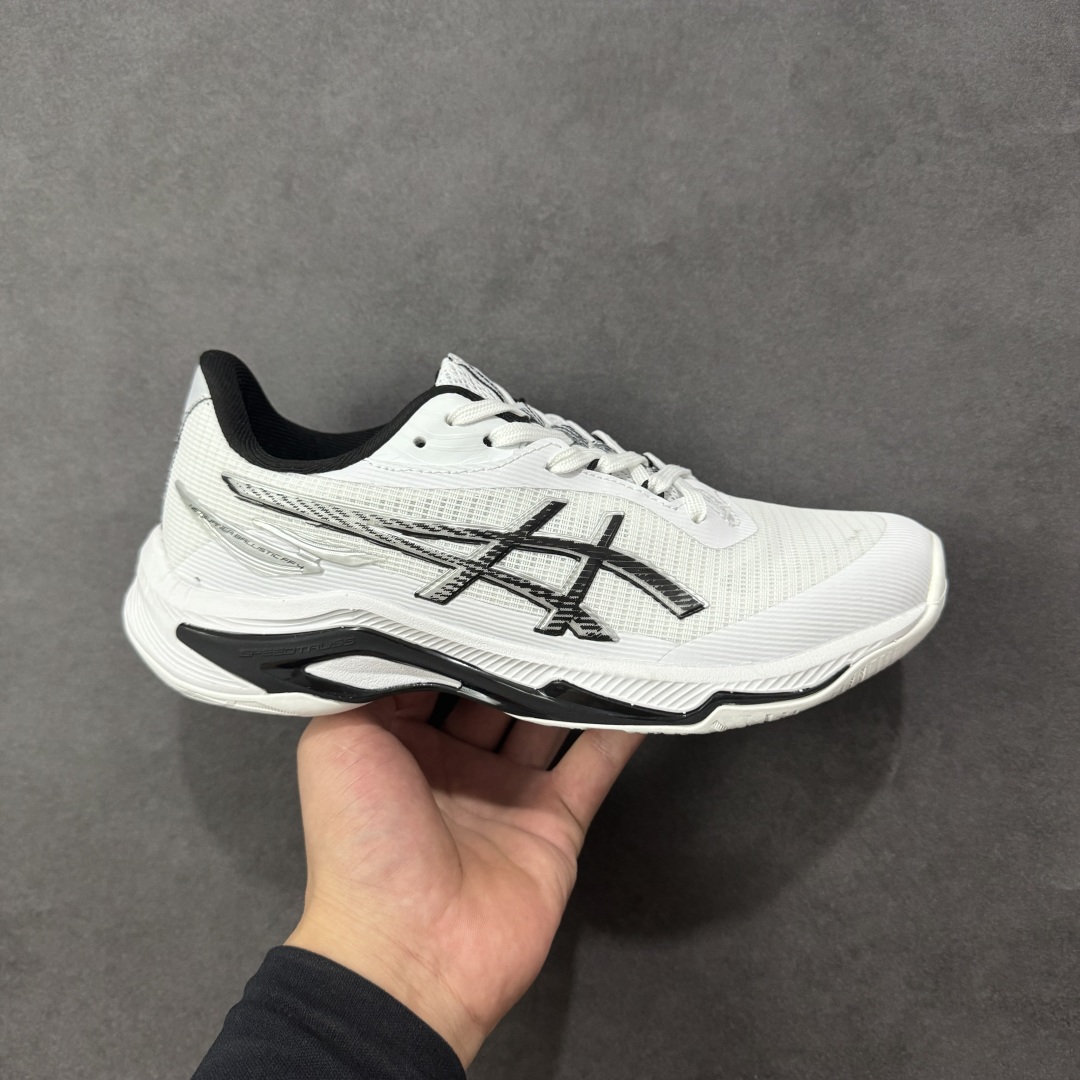 【公司级】亚瑟士Asics NETBURNER BALLISTIC FF 4 舒适百搭简约时尚 低帮 训练鞋 男女款运动跑步鞋 亚瑟士 ASICS GEL-NETBURNER BALLISTIC FF 4 是专为排球运动设计的专业鞋款,2025年8月推出的升级版在性能和舒适性方面均有显著提升。 核心升级亮点了包裹性与透气性:采用无缝柔韧网布鞋面,贴合度提升30%,同时通过动态束带设计实现足弓横向偏移量仅1.8mm,保持运动稳定性。 推进力与抓地力:鞋底纹路结合Precision Sole与X-Guidance设计,多方向抓地力提升25%,尤其在转折和加速场景中表现更优。 中底技术:FlyteFoam材质实现落地回弹率提升18%,配合SpeedTruss结构增强横向移动稳定性,适合快速移动场景。 适用场景点适合追求快速移动、多方向切换的排球运动员,尤其推荐给需要横向移动稳定性支撑的球员。 尺码: 36-45含半码 编码: AMB250260-选品中心