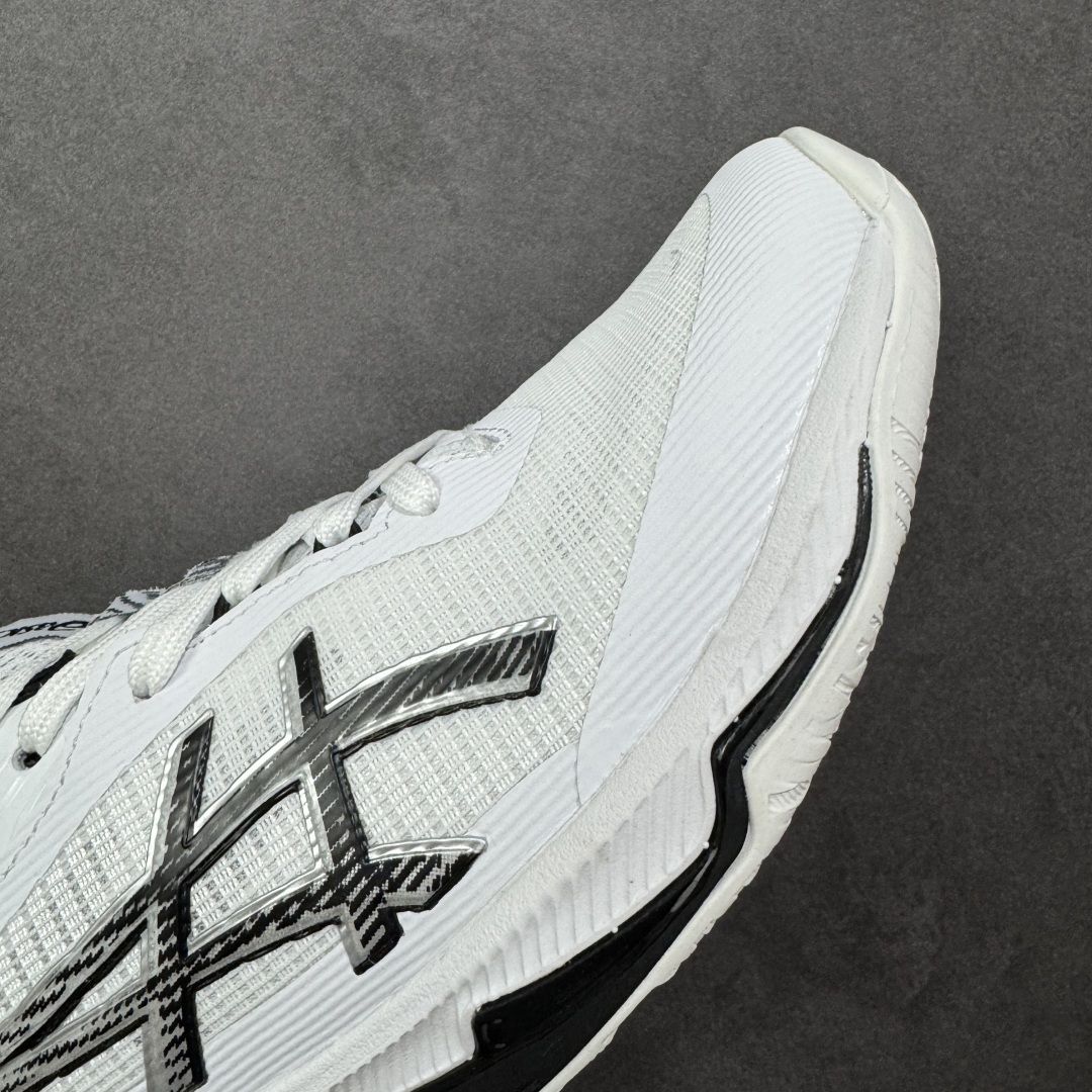 图片[5]-【公司级】亚瑟士Asics NETBURNER BALLISTIC FF 4 舒适百搭简约时尚 低帮 训练鞋 男女款运动跑步鞋 亚瑟士 ASICS GEL-NETBURNER BALLISTIC FF 4 是专为排球运动设计的专业鞋款，2025年8月推出的升级版在性能和舒适性方面均有显著提升。 核心升级亮点了包裹性与透气性：采用无缝柔韧网布鞋面，贴合度提升30%，同时通过动态束带设计实现足弓横向偏移量仅1.8mm，保持运动稳定性。 推进力与抓地力：鞋底纹路结合Precision Sole与X-Guidance设计，多方向抓地力提升25%，尤其在转折和加速场景中表现更优。 中底技术：FlyteFoam材质实现落地回弹率提升18%，配合SpeedTruss结构增强横向移动稳定性，适合快速移动场景。 适用场景点适合追求快速移动、多方向切换的排球运动员，尤其推荐给需要横向移动稳定性支撑的球员。 尺码： 36-45含半码 编码： AMB250260-选品中心