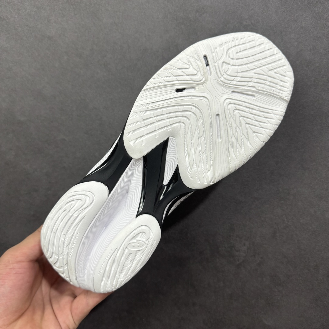 图片[9]-【公司级】亚瑟士Asics NETBURNER BALLISTIC FF 4 舒适百搭简约时尚 低帮 训练鞋 男女款运动跑步鞋 亚瑟士 ASICS GEL-NETBURNER BALLISTIC FF 4 是专为排球运动设计的专业鞋款，2025年8月推出的升级版在性能和舒适性方面均有显著提升。 核心升级亮点了包裹性与透气性：采用无缝柔韧网布鞋面，贴合度提升30%，同时通过动态束带设计实现足弓横向偏移量仅1.8mm，保持运动稳定性。 推进力与抓地力：鞋底纹路结合Precision Sole与X-Guidance设计，多方向抓地力提升25%，尤其在转折和加速场景中表现更优。 中底技术：FlyteFoam材质实现落地回弹率提升18%，配合SpeedTruss结构增强横向移动稳定性，适合快速移动场景。 适用场景点适合追求快速移动、多方向切换的排球运动员，尤其推荐给需要横向移动稳定性支撑的球员。 尺码： 36-45含半码 编码： AMB250260-选品中心