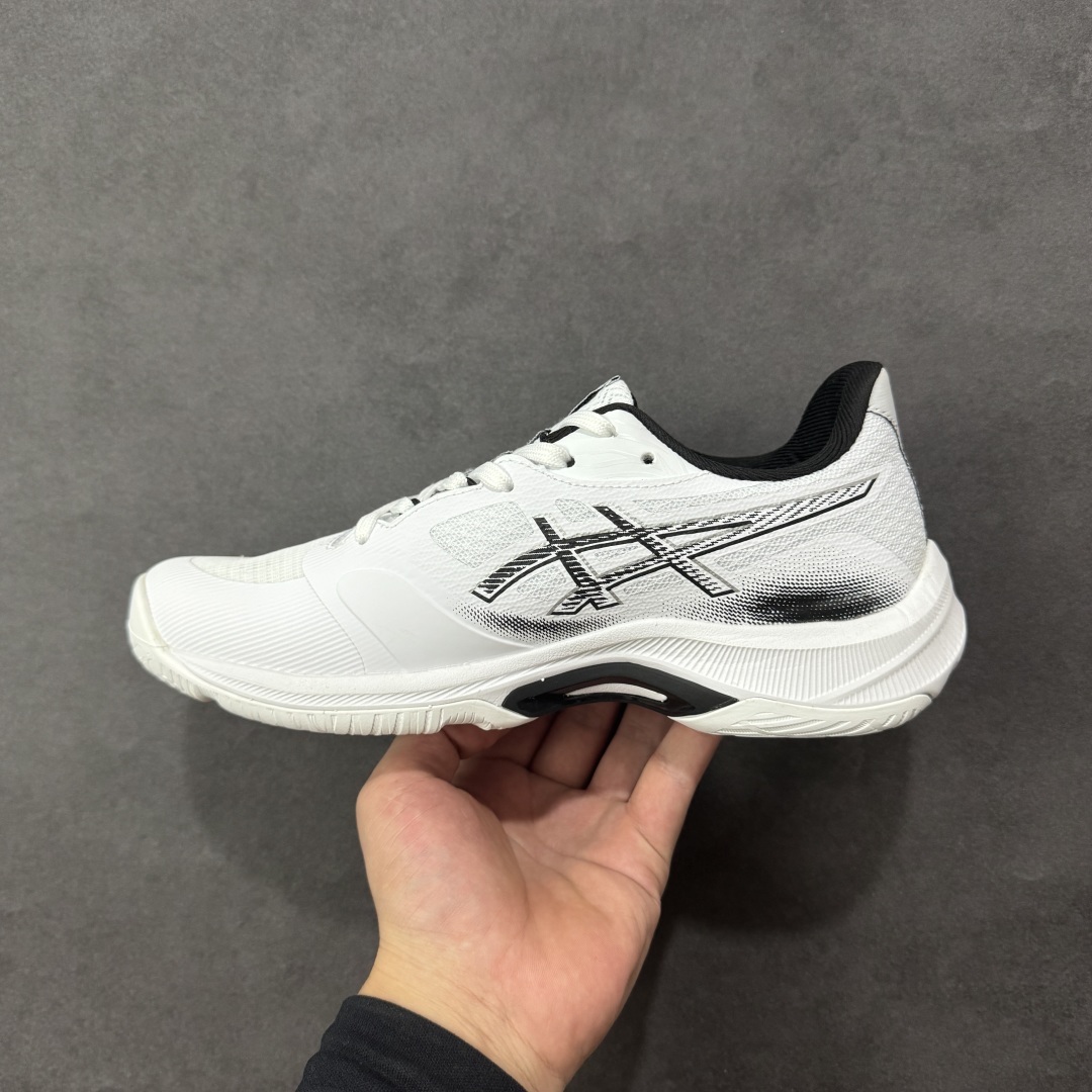 图片[2]-【公司级】亚瑟士Asics NETBURNER BALLISTIC FF 4 舒适百搭简约时尚 低帮 训练鞋 男女款运动跑步鞋 亚瑟士 ASICS GEL-NETBURNER BALLISTIC FF 4 是专为排球运动设计的专业鞋款，2025年8月推出的升级版在性能和舒适性方面均有显著提升。 核心升级亮点了包裹性与透气性：采用无缝柔韧网布鞋面，贴合度提升30%，同时通过动态束带设计实现足弓横向偏移量仅1.8mm，保持运动稳定性。 推进力与抓地力：鞋底纹路结合Precision Sole与X-Guidance设计，多方向抓地力提升25%，尤其在转折和加速场景中表现更优。 中底技术：FlyteFoam材质实现落地回弹率提升18%，配合SpeedTruss结构增强横向移动稳定性，适合快速移动场景。 适用场景点适合追求快速移动、多方向切换的排球运动员，尤其推荐给需要横向移动稳定性支撑的球员。 尺码： 36-45含半码 编码： AMB250260-选品中心