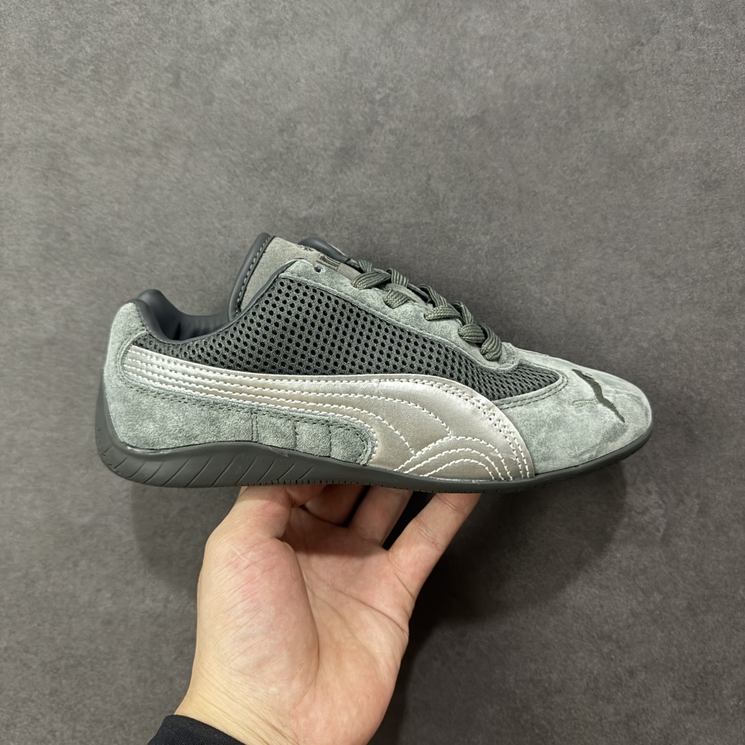 【公司级】PUMA Speedcat 彪马 低帮 碳灰银 男女同款 防滑耐磨低邦训练鞋生活休闲鞋赛车鞋 鞋型是Puma联合赛车运动品牌Sparcoh专为专业赛车手而打造,流线型的灰色翻毛皮鞋面低调却不失质感台。侧面银色LLogo加上灰色的烫金Puma字样以及鞋舌碳灰色Puman字样及Logo,让灰色的鞋子显得不那么单调,鞋头彪马Logo以碳灰色呈现,鞋底平坦,采用轮胎纹路设计,防滑耐磨。 货号:403902-02 尺码:35.5-45带半码 编码:LNHB190200-选品中心