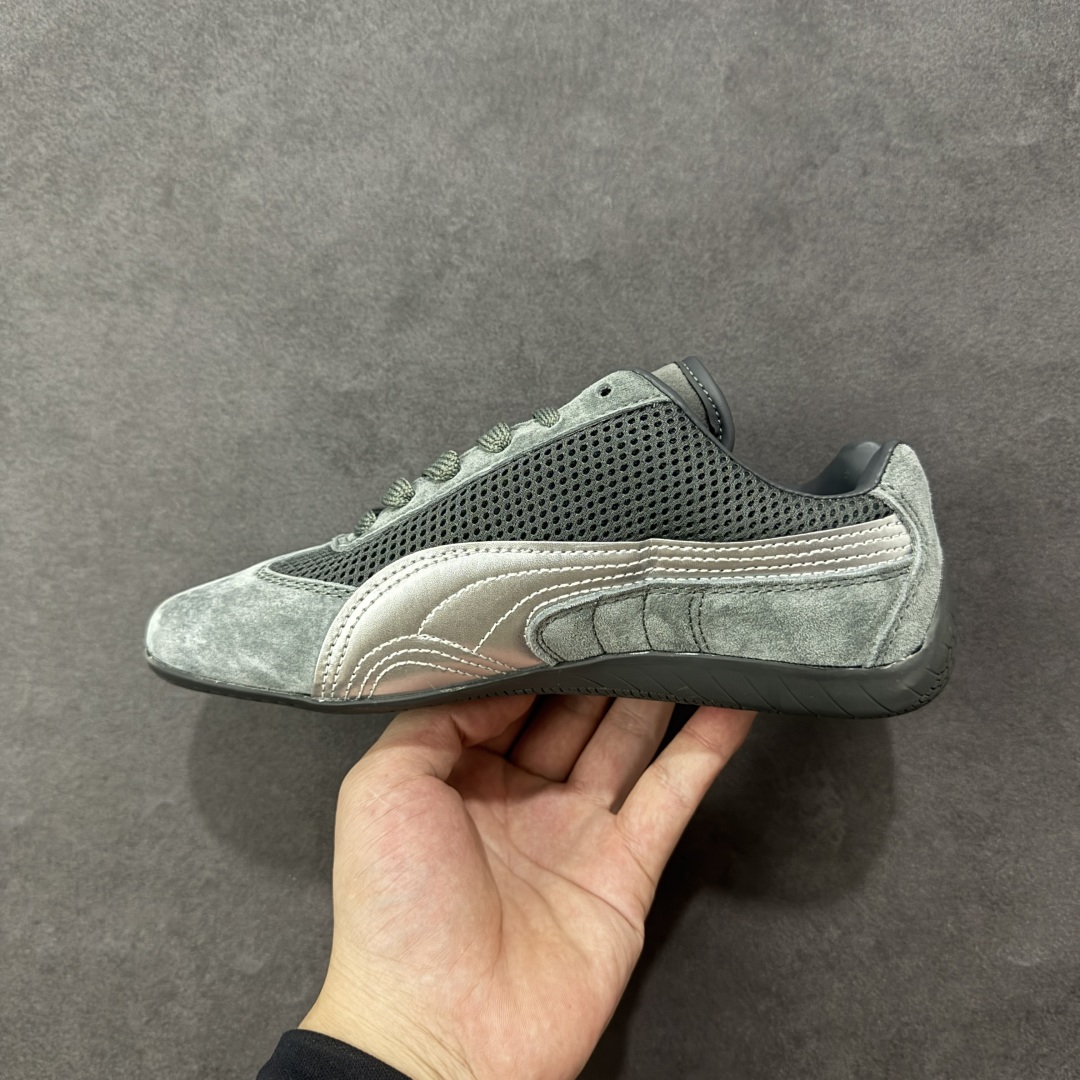 图片[2]-【公司级】PUMA Speedcat 彪马 低帮 碳灰银 男女同款 防滑耐磨低邦训练鞋生活休闲鞋赛车鞋 鞋型是Puma联合赛车运动品牌Sparcoh专为专业赛车手而打造，流线型的灰色翻毛皮鞋面低调却不失质感台。侧面银色LLogo加上灰色的烫金Puma字样以及鞋舌碳灰色Puman字样及Logo，让灰色的鞋子显得不那么单调，鞋头彪马Logo以碳灰色呈现，鞋底平坦，采用轮胎纹路设计，防滑耐磨。 货号：403902-02 尺码：35.5-45带半码 编码：LNHB190200-选品中心