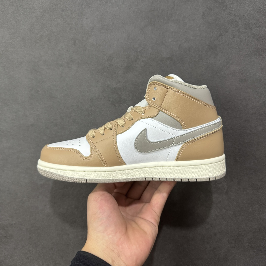 图片[2]-【K版纯原】Air Jordan AJ1 Mid 中帮 白棕 DQ8426-200 全新流水线出品 DT版本唯一平替选择 市场第二梯队最强版 全部原鞋开发 原楦原纸板开发 全鞋电脑针车 原厂内置全掌气垫 原盒内在原标 唯一Zp原版鞋带绑法 免检产品 全新2022版型 全头层皮料 完美零毛边处理 原厂配置全掌气垫 价格定位良心 几十个配色陆续出货 尺码：36 36.5 37.5 38 38.5 39 40 40.5 41 42 42.5 43 44 44.5 45 46-选品中心